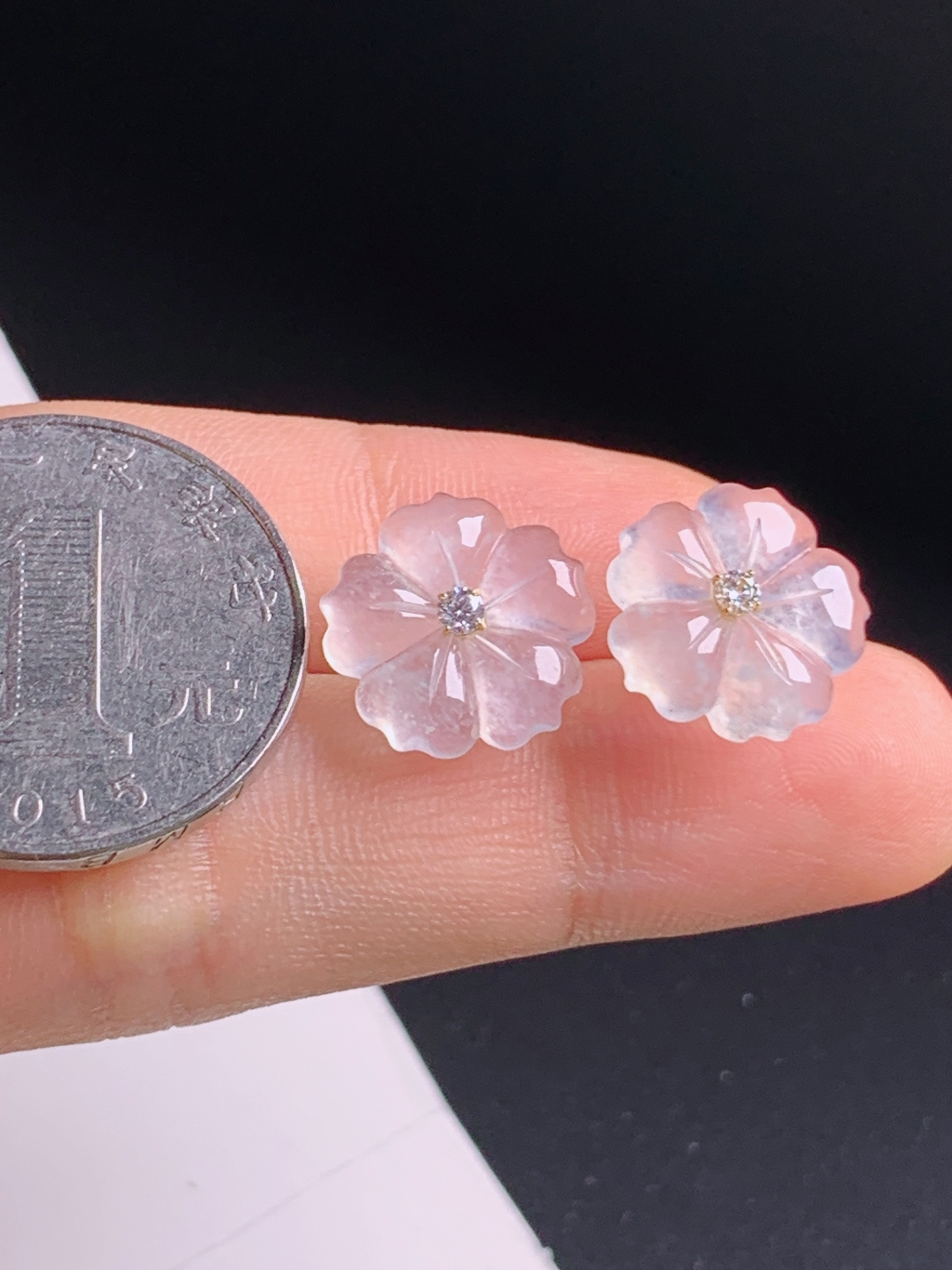 高冰小花耳钉，玉质细腻柔光满溢，清雅温婉花开见喜