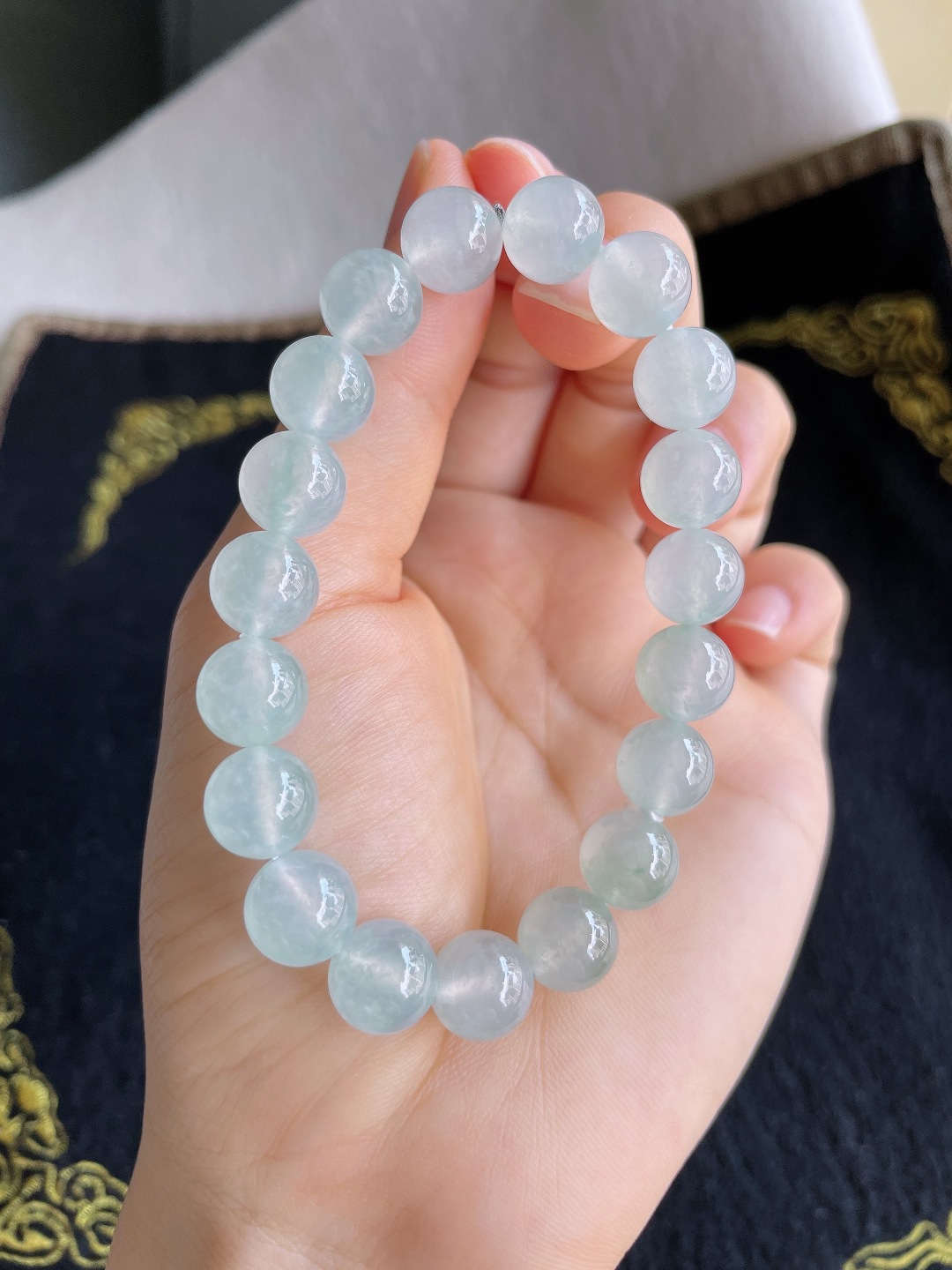 缅甸天然翡翠A货，冰淡绿手串，尺寸：9.7mm。【编4301】