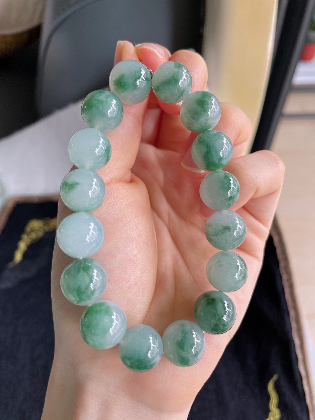 天然翡翠A货，冰飘花手串，尺寸：12.5mm。【编2848】