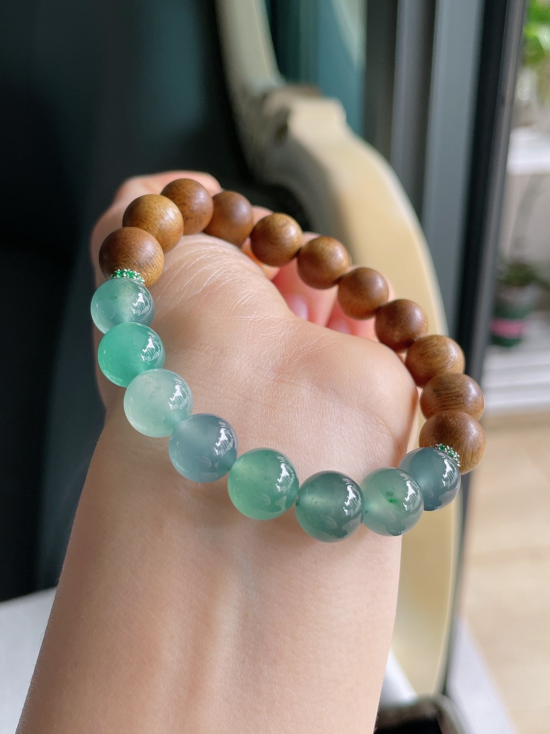 天然翡翠A货，冰多宝圆珠搭配沉香木手串，尺寸：10mm。【编3680】