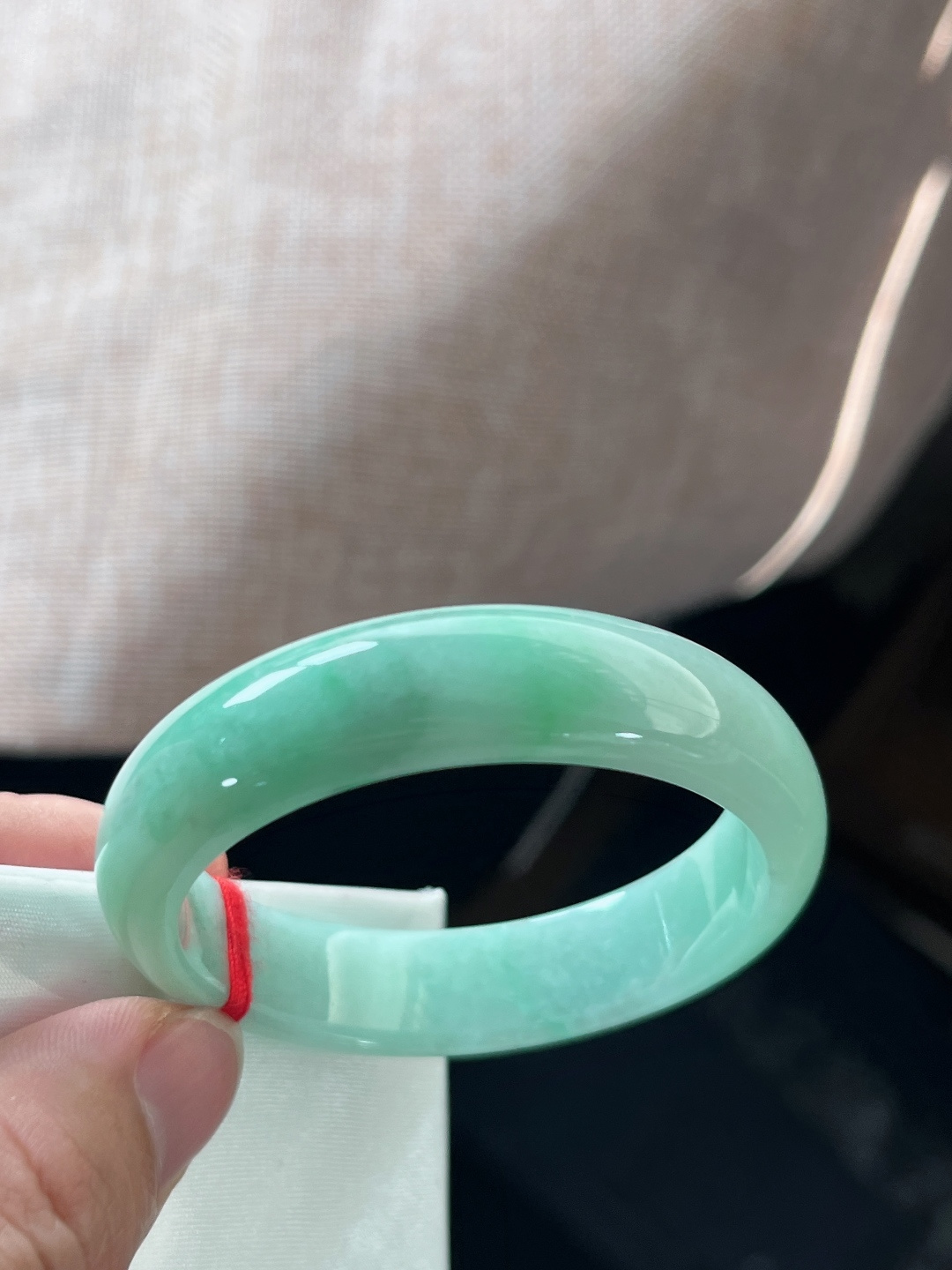 八号贵妃手镯，底色清爽，一点皮纹不影响