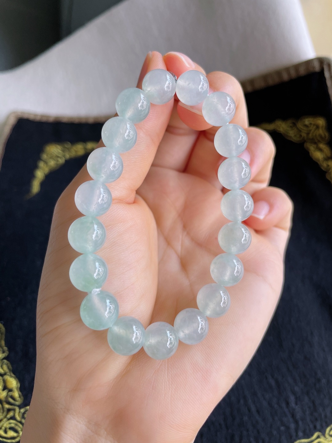 缅甸天然翡翠A货，冰淡绿手串，尺寸：9.7mm。【编4301】