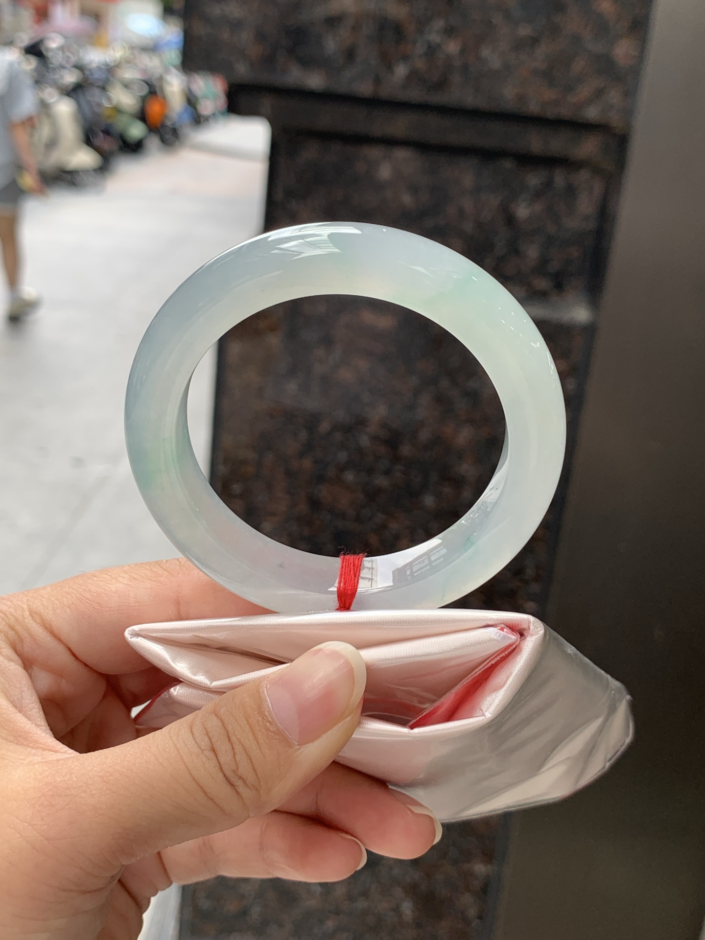冰飘绿正圈 0623-N1049-1 打灯纹裂，清润冰透，底色柔和淡雅，玉质细腻通透，带淡淡飘绿，水头拉满，自然光下灵气十足，温润气质，日常佩戴百搭耐看。