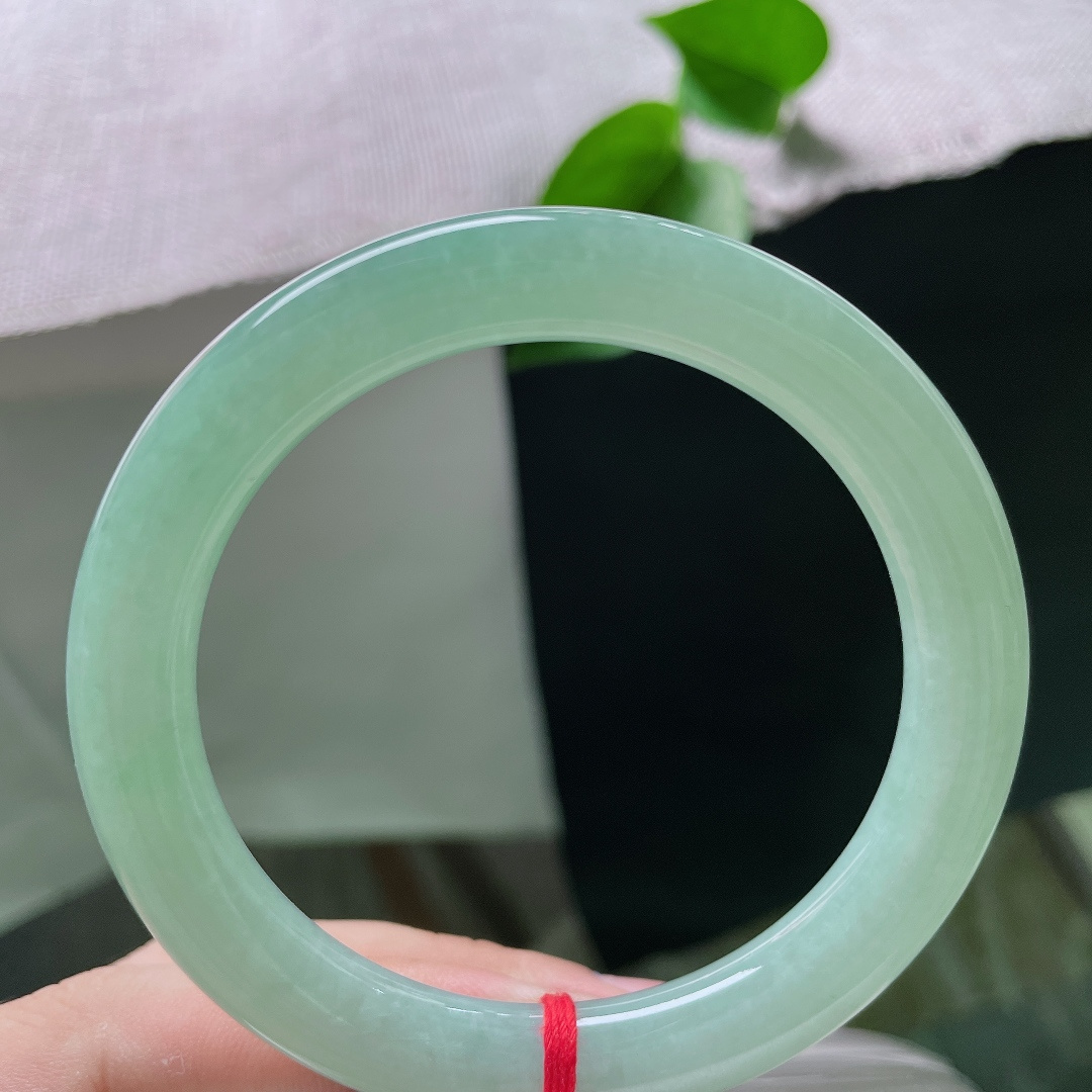 57/9.4，满色圆条，无裂，通体匀润满湖晴水翠，一色清柔漫绕腕间，ss55275a