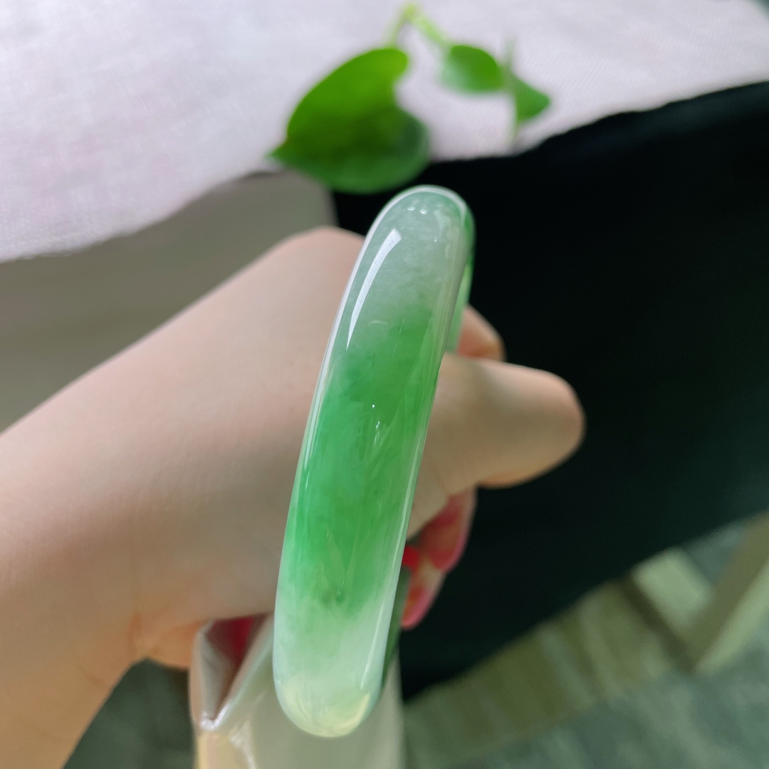 56.8/12.4/8.6，绿底正圈，翠色鲜活，玉质通透光亮，上手端庄优雅，晶体，ss53375a