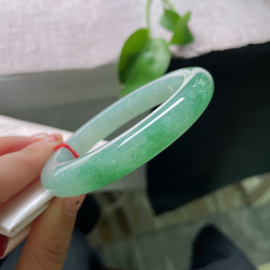 61/11.2/10.2绿底正圈，冰润细腻，翠色伊人，婉间艳丽，贵气，无裂，ss53411a