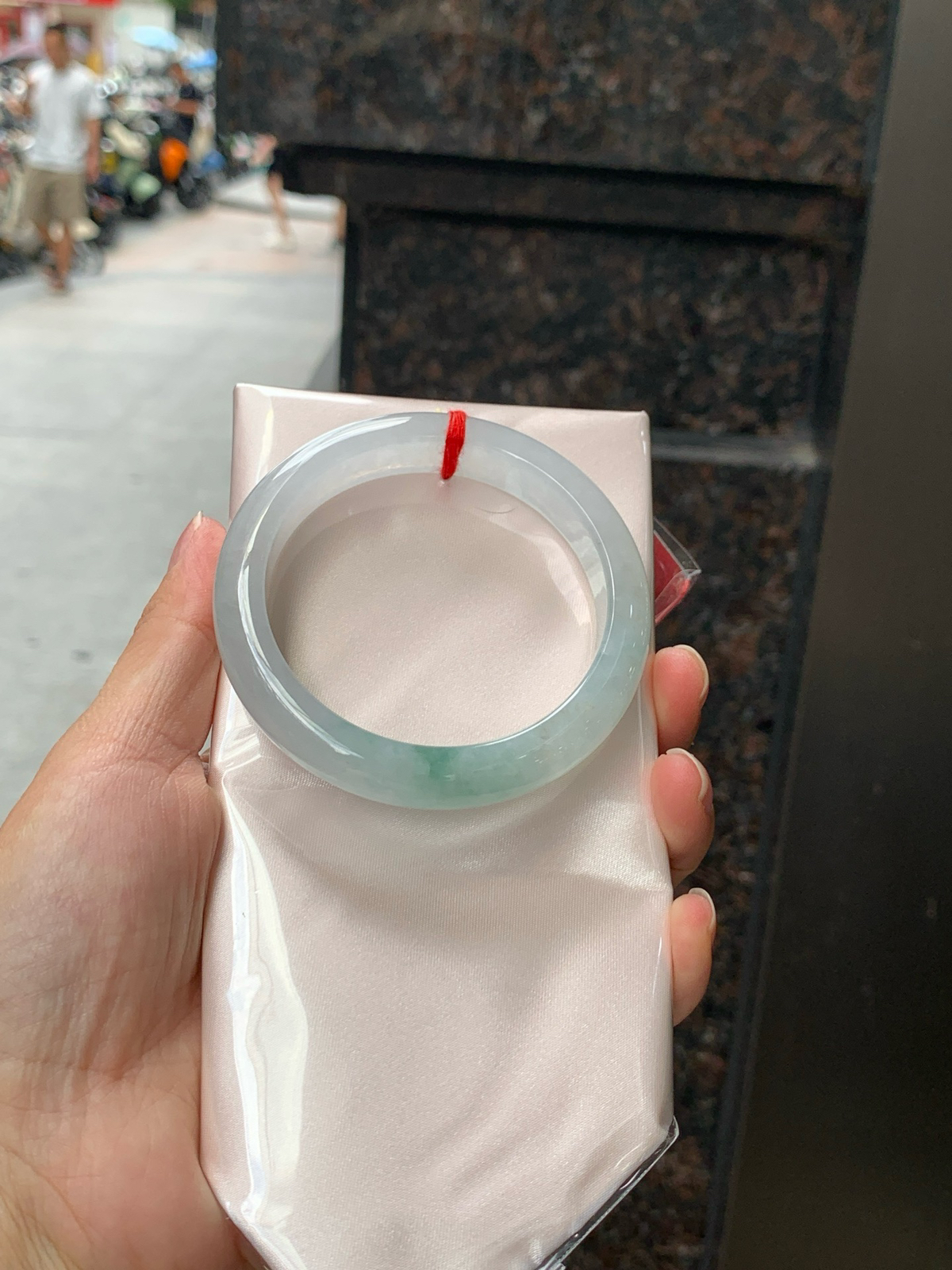 特惠活动#飘花正圈
尺寸：55.9-11.4-8.3
打灯冰晶纹，底妆水润细腻，几抹蓝花灵动飘逸，意境感十足，古典优雅又秀气