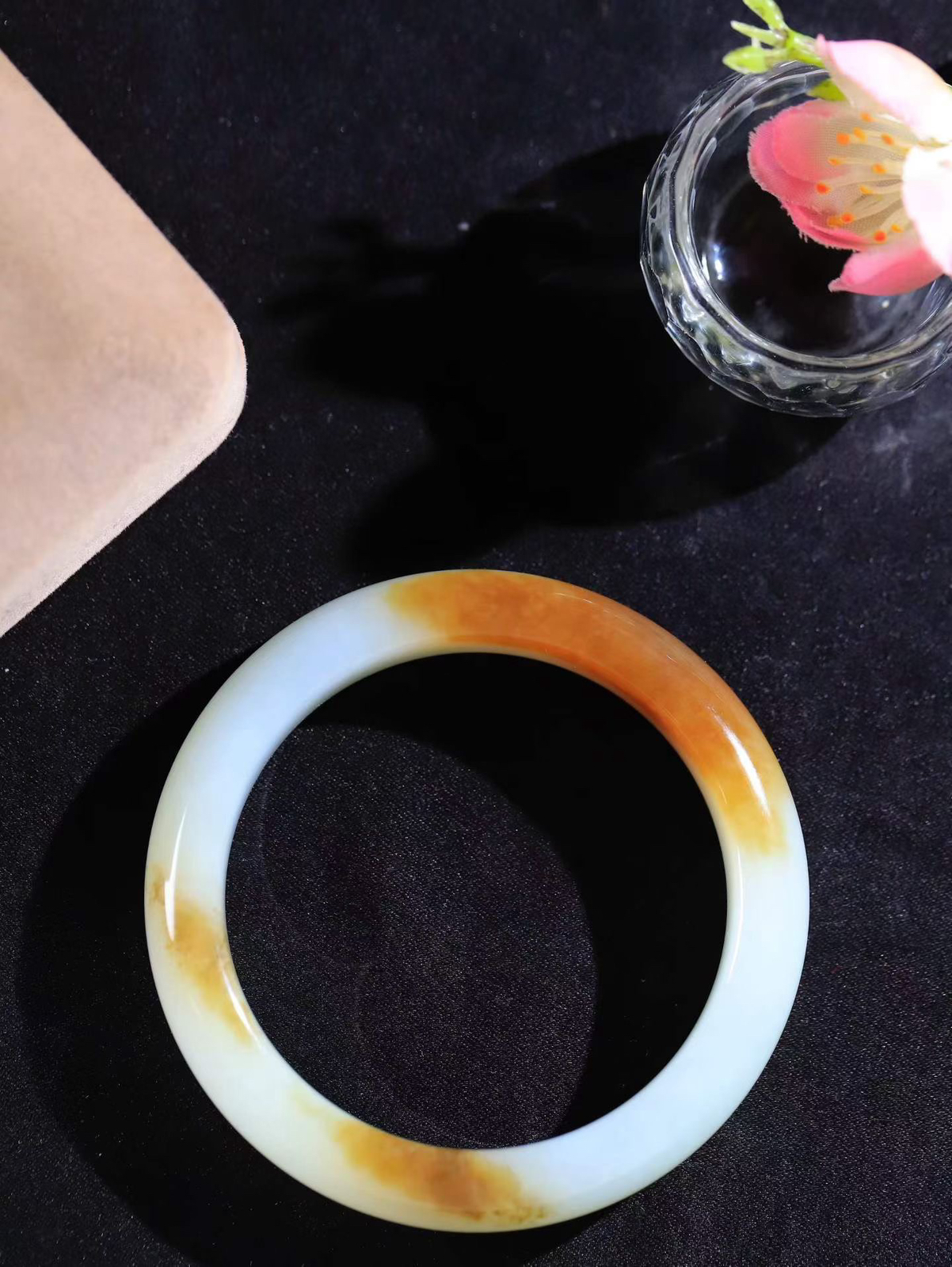 （一见倾心.手镯）

精品️和田玉糖白玉手镯，玉质温润细腻 油性十足 手感舒适，高华雅逸，线条流畅，简约大气，美自天成，素雅高贵。佩戴于腕间，婉约之美，举手投足间透出那低调奢华。重52.52克  内径53mm 尺寸13-8.5mm FDL-79602300