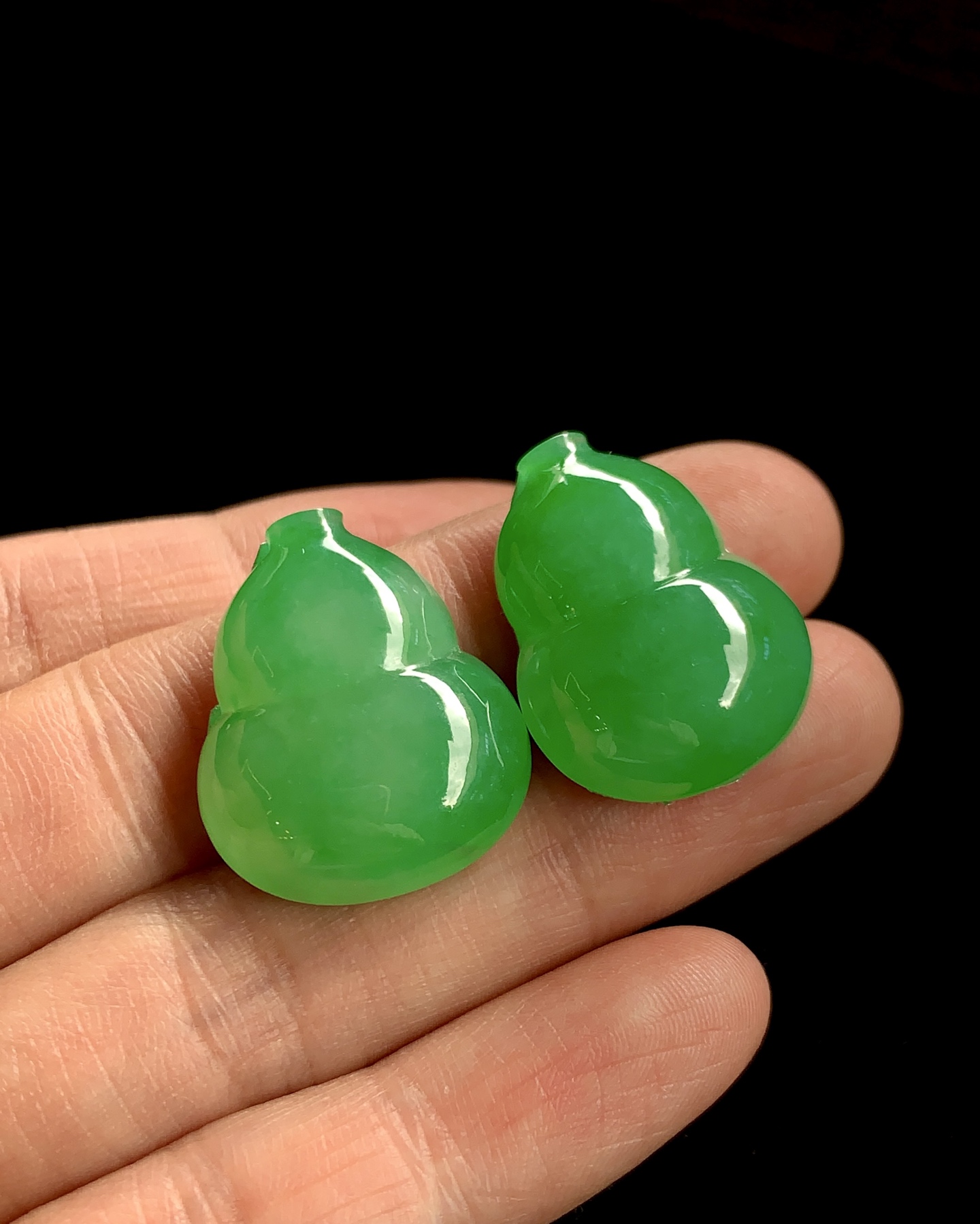 ️ 【冰绿葫芦一对】 尺寸：23.6×17.9×7.3/23.7×19.6×7.5mm 冰润翠浓，成双寓意美好