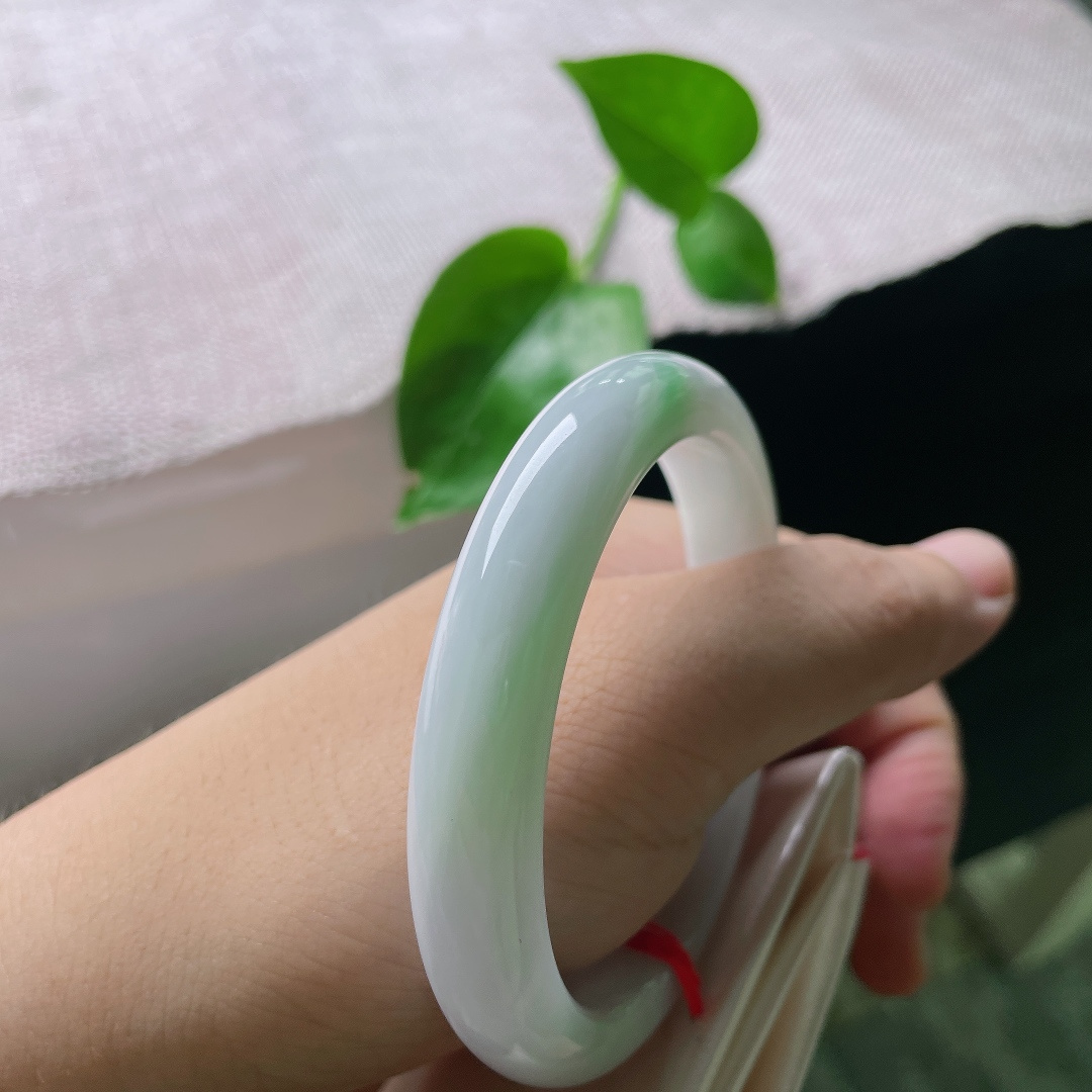 56.8/10.9/8飘绿正圈，水润，清雅苑苑，贵气，佩戴秀丽，有纹，ss54859a