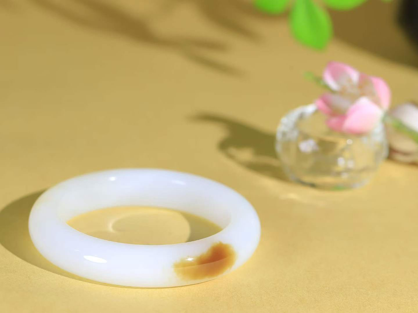 【腕间柔情.手镯】   

收藏级臻品️和田玉糖白玉手镯 玉质温润细腻 油性十足 古朴秀雅 轻抚岁月的栏杆软香温玉，腕间玉镯轻轻晃动，令人情动心间，撷一缕月末的芬芳，把心思铺陈，时光静美，惟有你最温柔。重64.64克   尺寸55.5-12.8-9.8mm  46601255A