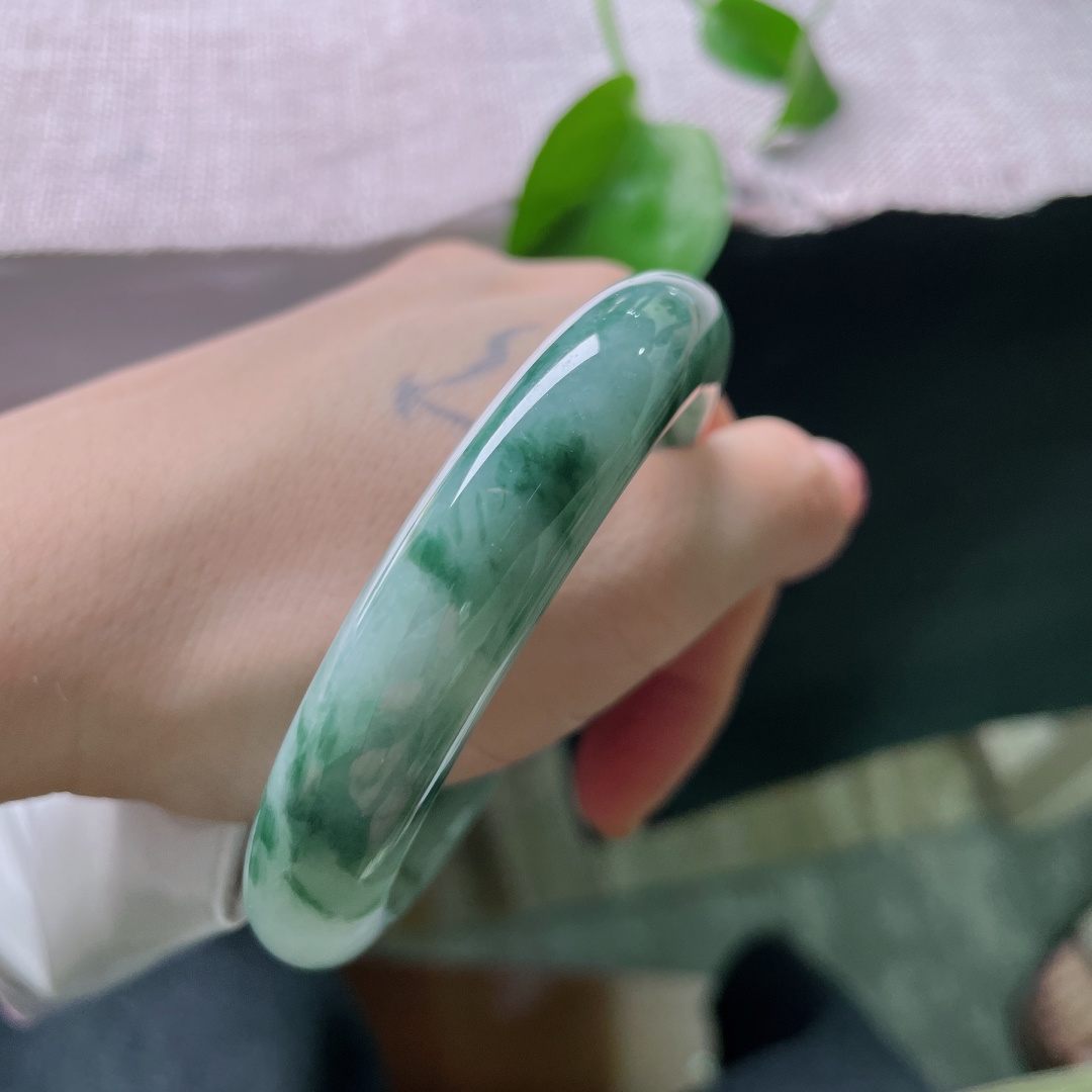 飘花正圈，无裂，翠絮萦凝冰玉镯，腕间藏一幅江南烟岚，ss57180a