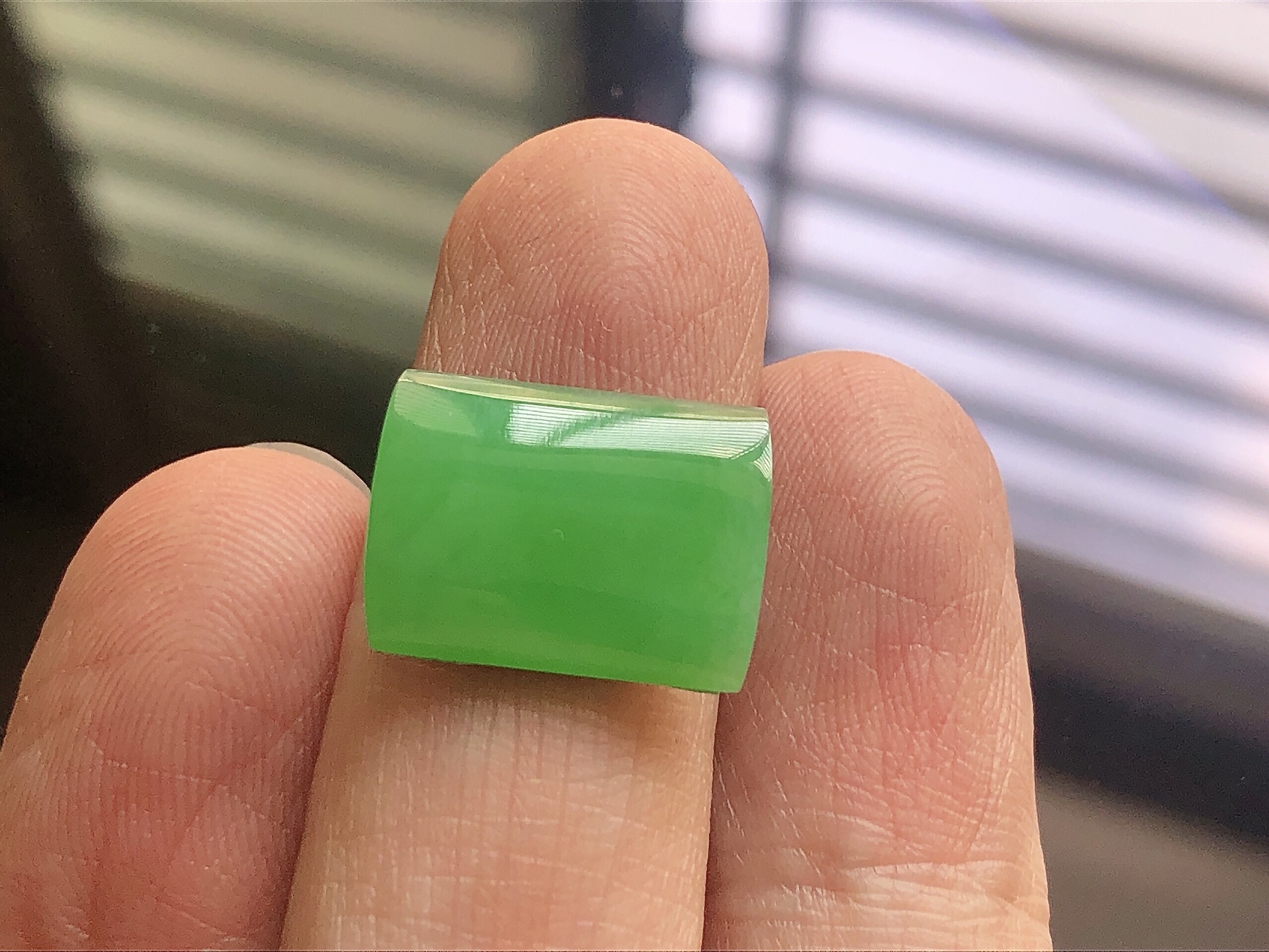 ️ 阳绿马鞍， 色泽艳阳，通透水润，玉质细腻，夺目迷人，镶嵌效果，品相，无裂，尺寸16.2*12*