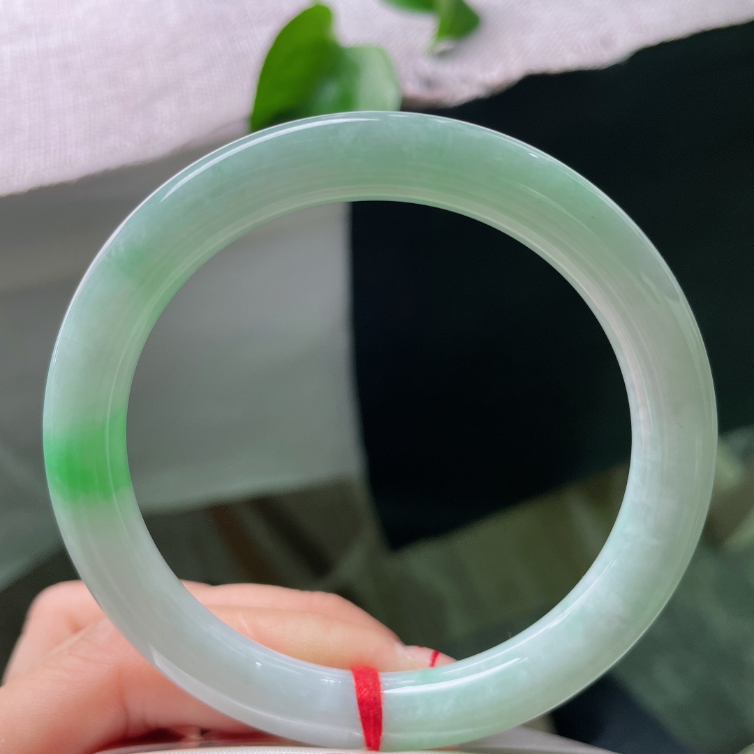 60.3/8.9，飘绿圆条，细纹，淡玉铺底，一抹鲜翠嫣然落于镯身，清灵鲜活，ss53588a