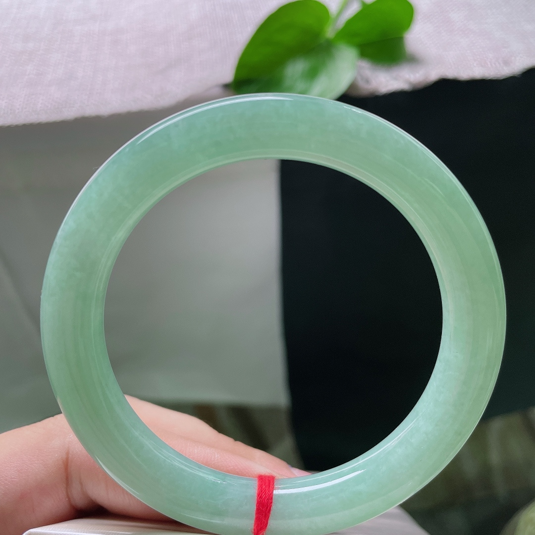 绿底圆条，色泽均匀，种老，水头好，举手投足尽显温婉，甜美，无裂，ss55274a
