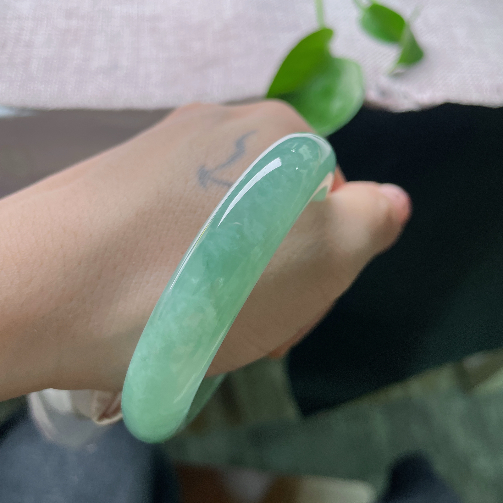 54/12.1/8.3，满绿正圈，无纹裂，一镯匀润满湖翠，清莹绿意绕腕，满目温润春光，ss55042a