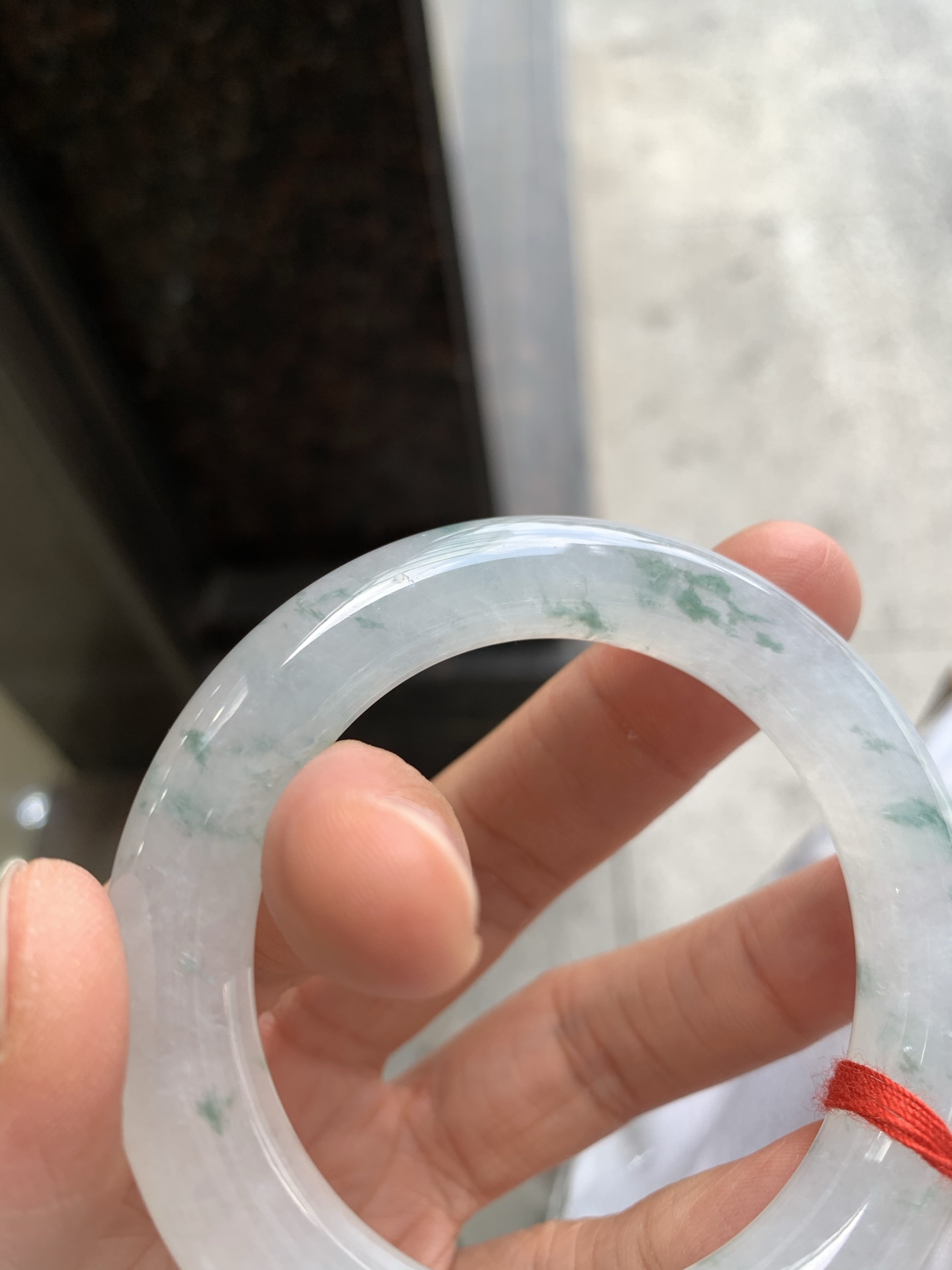 圆条冰飘花 微细纹表皮微扣 尺寸：50.8/10.8/10.5 小圈口
