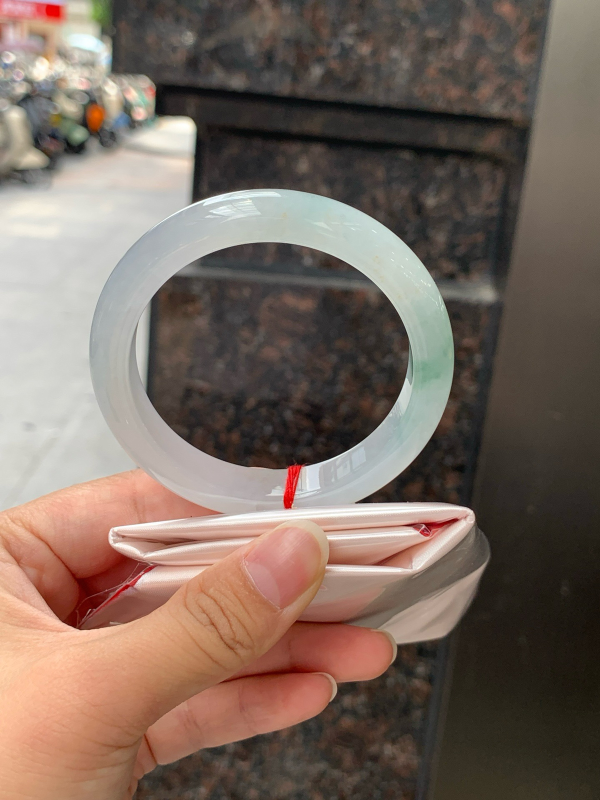 特惠活动#飘花正圈
尺寸：55.9-11.4-8.3
打灯冰晶纹，底妆水润细腻，几抹蓝花灵动飘逸，意境感十足，古典优雅又秀气