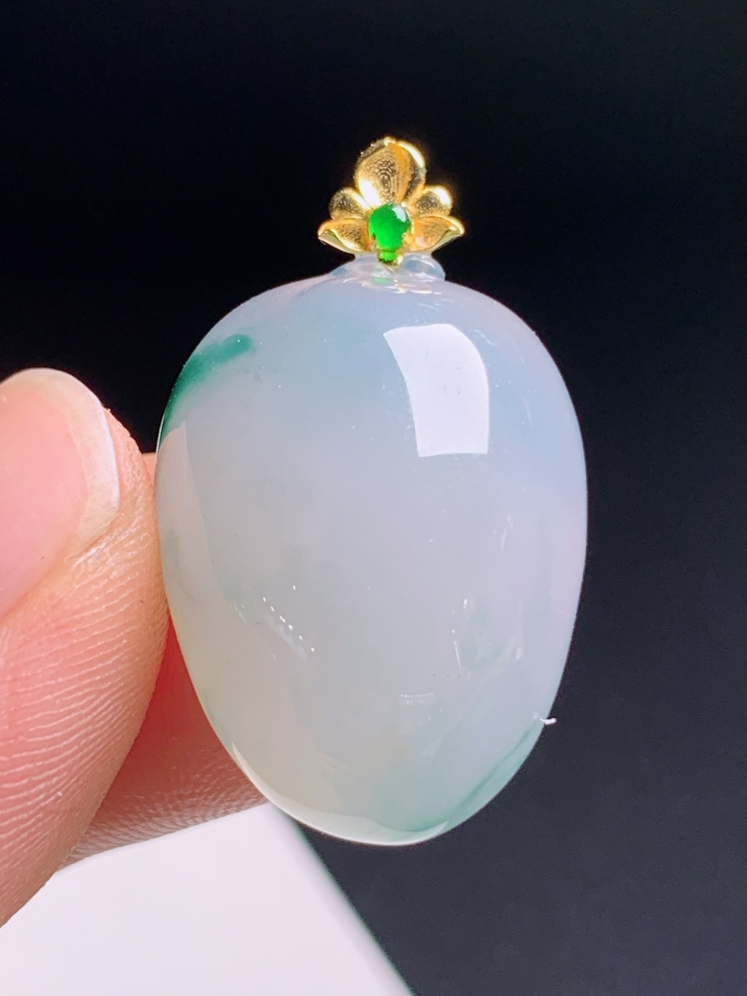 冰飘花福瓜吊坠，冰润通透飘花灵动，金莲花镶扣温柔雅致 裸石22.6-17.3-8.7 整体28.6 