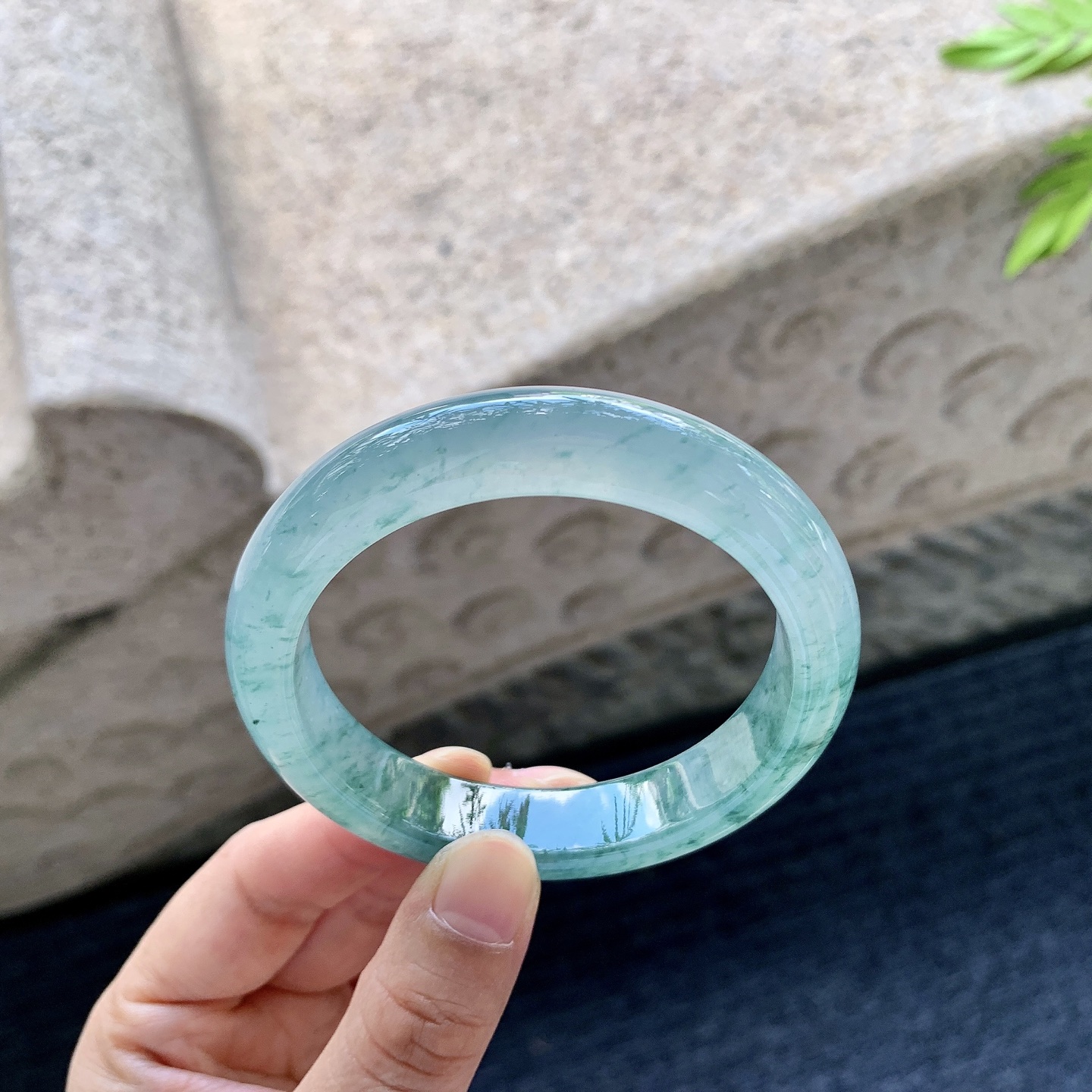 正圈54 55，圈口55.3/12.2/8.4，编码DW081571，糯冰飘蓝花，水润，种老，细腻，打灯有絮线