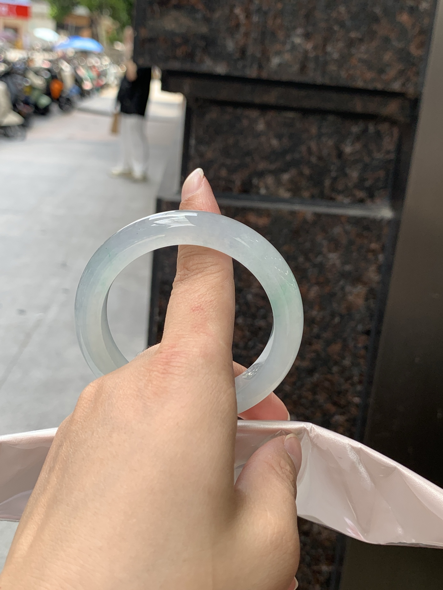 冰飘绿正圈 0623-N1049-1 打灯纹裂，清润冰透，底色柔和淡雅，玉质细腻通透，带淡淡飘绿，水头拉满，自然光下灵气十足，温润气质，日常佩戴百搭耐看。