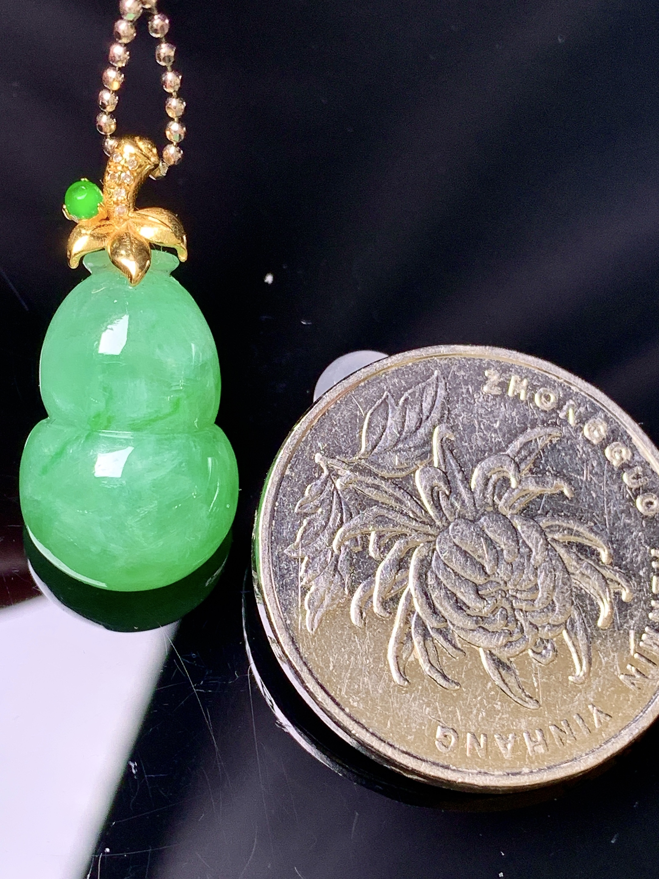 18k金镶嵌阳绿葫芦吊坠 玉质细腻 色泽艳丽清新 整体尺寸24.5*11.8*6.8 z1