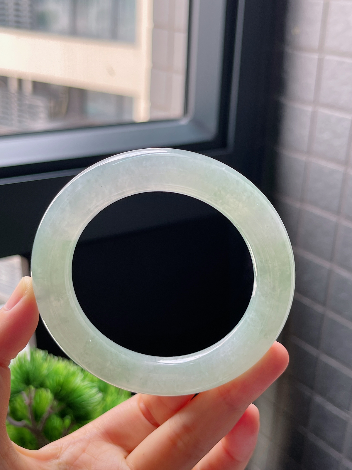 圈口55.7，冰糯绿色翡翠厚装圆条手镯