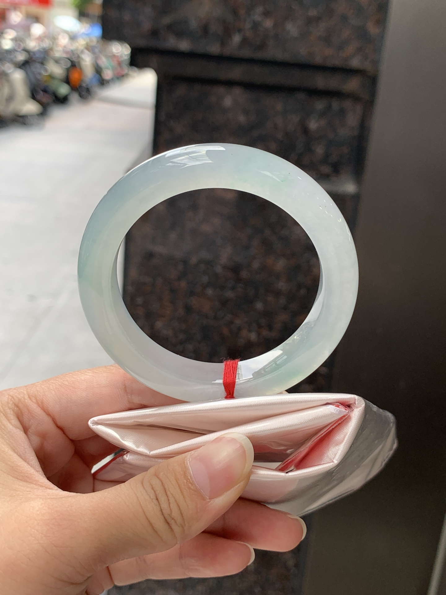 冰飘绿正圈 0623-N1049-1 打灯纹裂，清润冰透，底色柔和淡雅，玉质细腻通透，带淡淡飘绿，水头拉满，自然光下灵气十足，温润气质，日常佩戴百搭耐看。