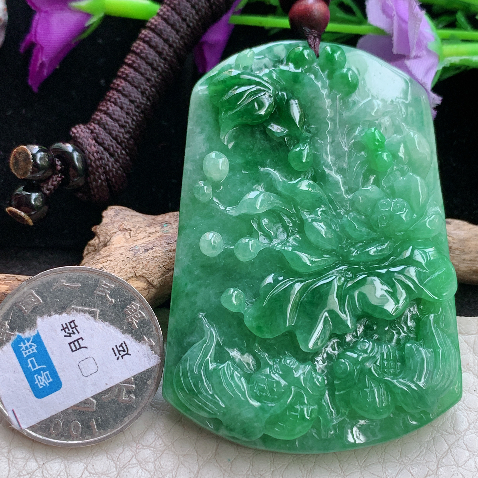 zen自然光61.8*42.5*7.8缅甸翡翠满绿荷叶鱼吊坠，年年有余