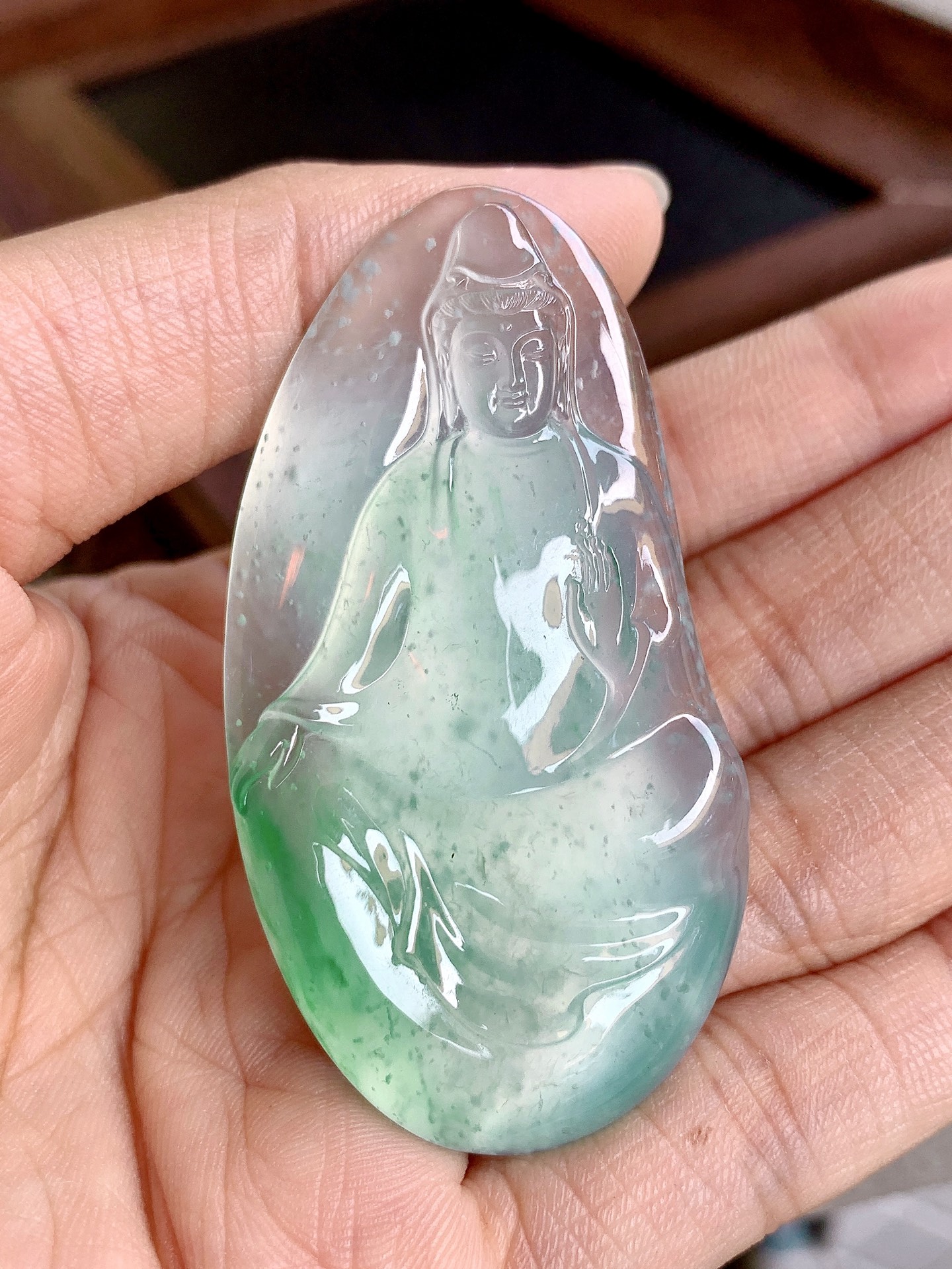 冰飘绿观音，尺寸：58.1×30.3×5.8mm，冰润飘绿，观音仪态端庄
