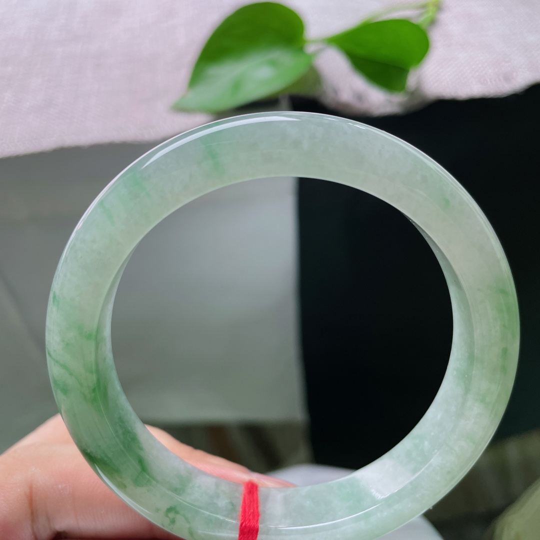 56.7/11.7/9.0，飘绿正圈，无裂，玉镯清润飘翠，形制端庄，佩戴尽显温婉大方的得体气韵，ss50170a