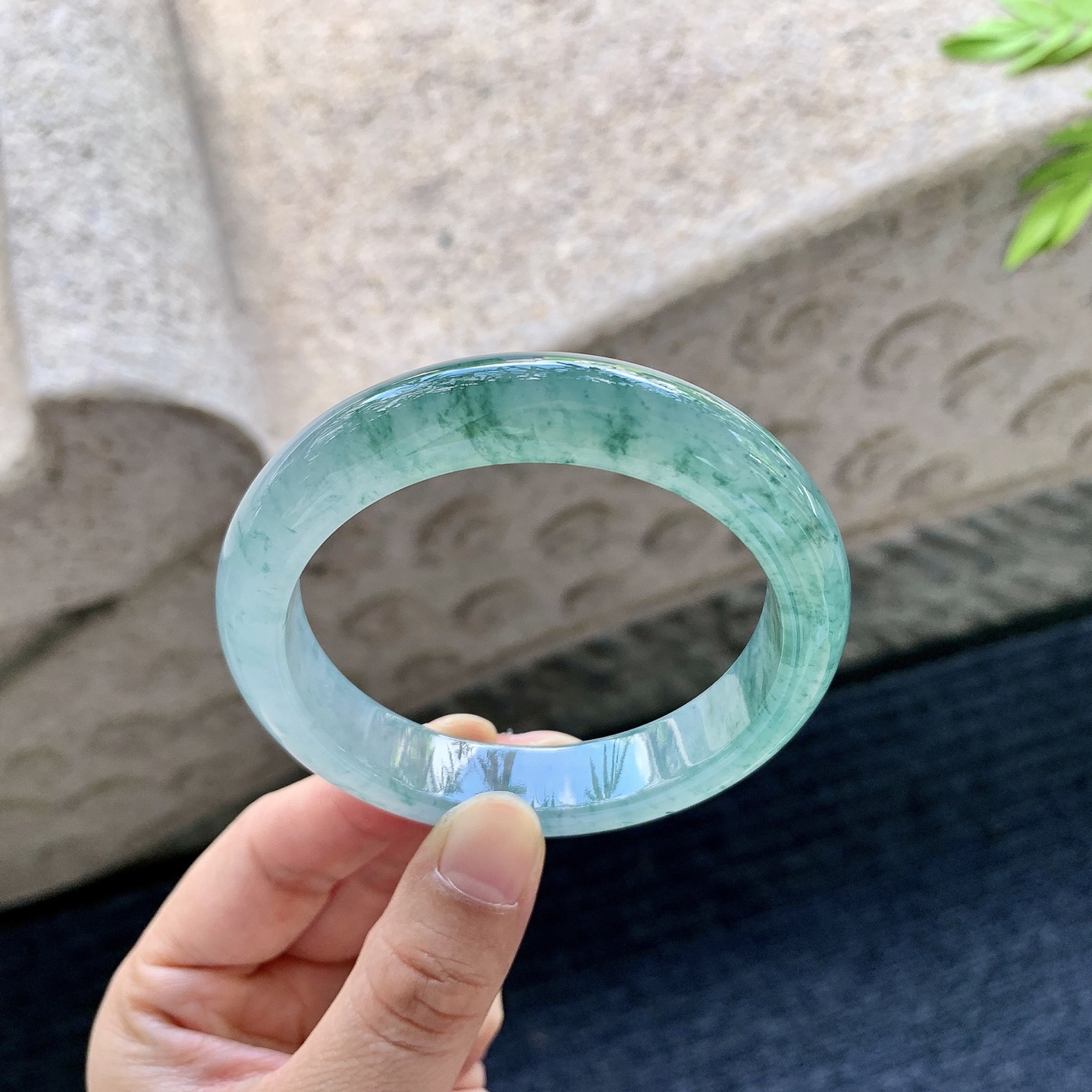正圈54 55，圈口55.3/12.2/8.4，编码DW081571，糯冰飘蓝花，水润，种老，细腻，打灯有絮线