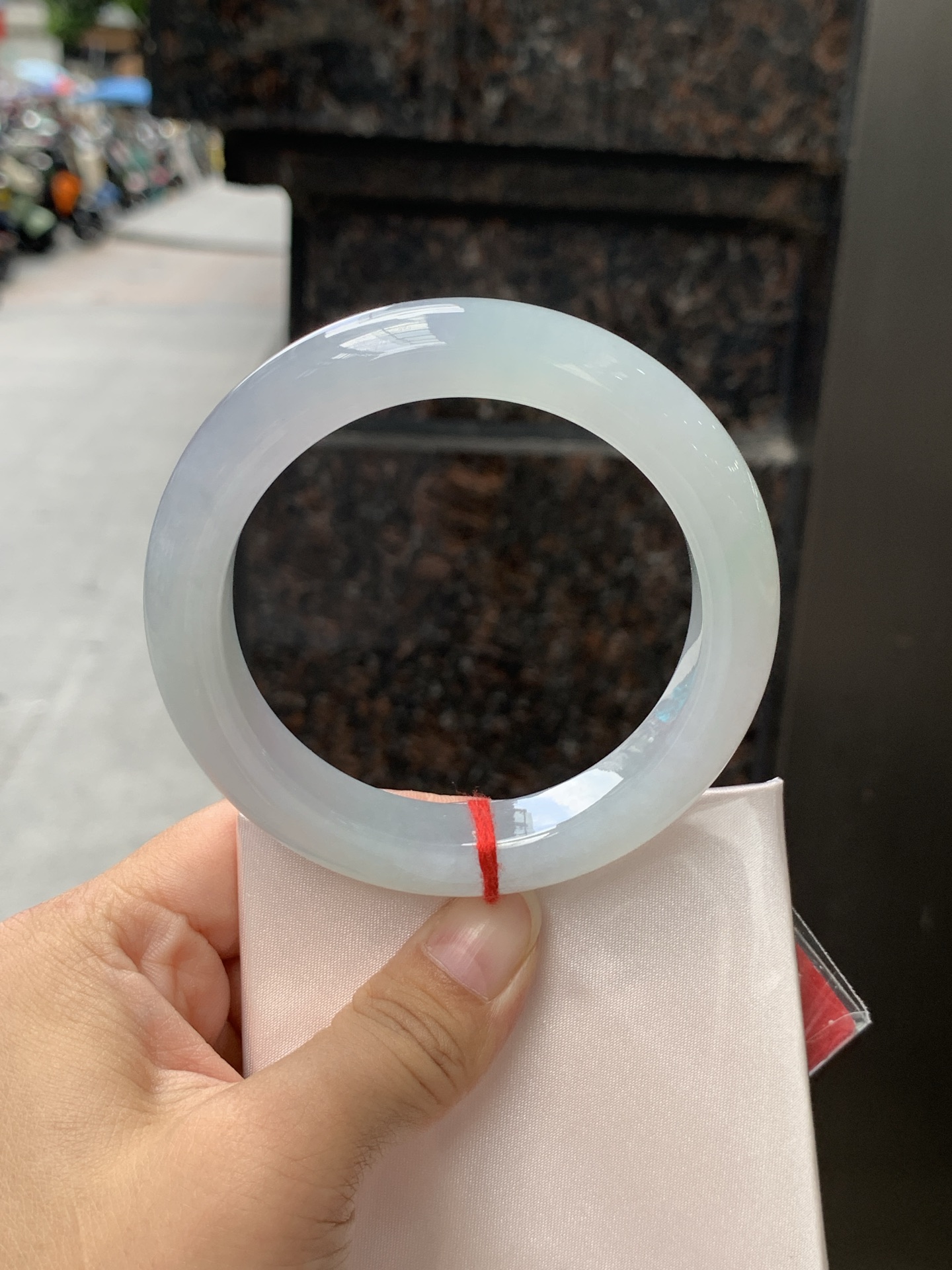 冰春彩正圈 60.3-13.2-10.5 0623-N1051 打灯细纹，冰透莹润，湖水青渐变底色柔和耐看，种水通透干净，光线穿过自带水光灵气。