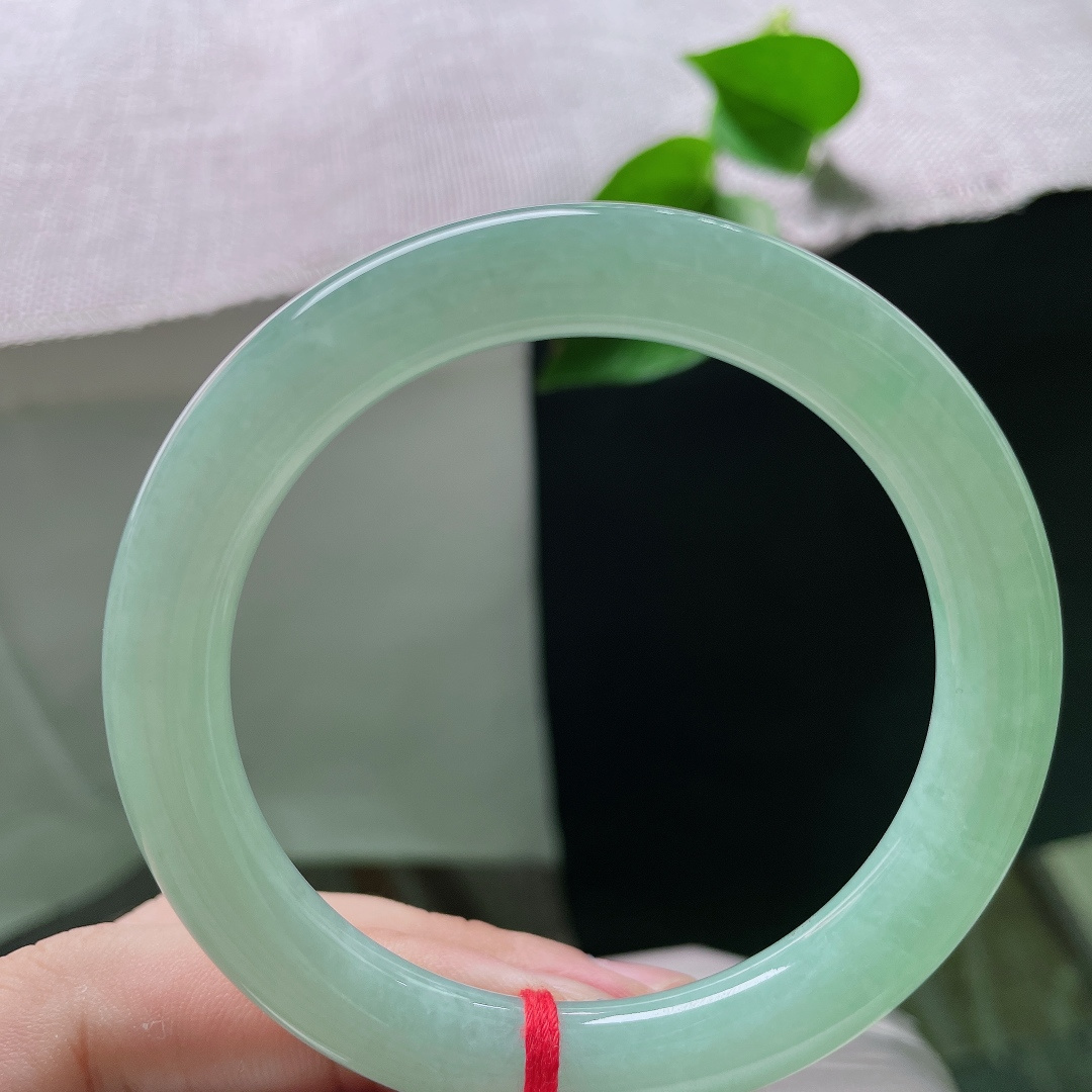 57/9.4，满色圆条，无裂，通体匀润满湖晴水翠，一色清柔漫绕腕间，ss55275a