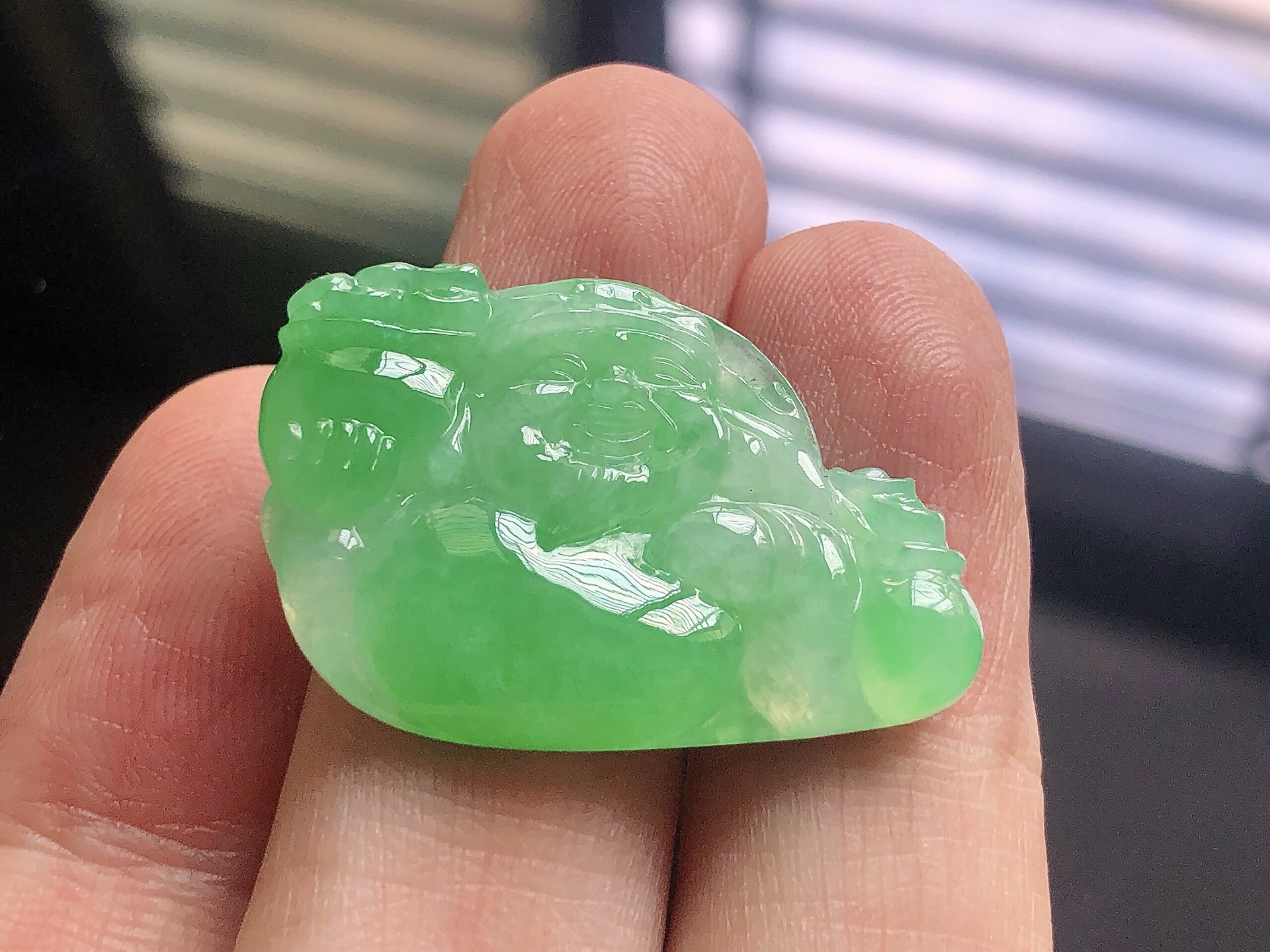 ️ 冰种阳绿财神， 色泽艳阳，通透水润，玉质细腻，夺目迷人，雕工精湛，面相慈祥大气，品相，无裂，尺