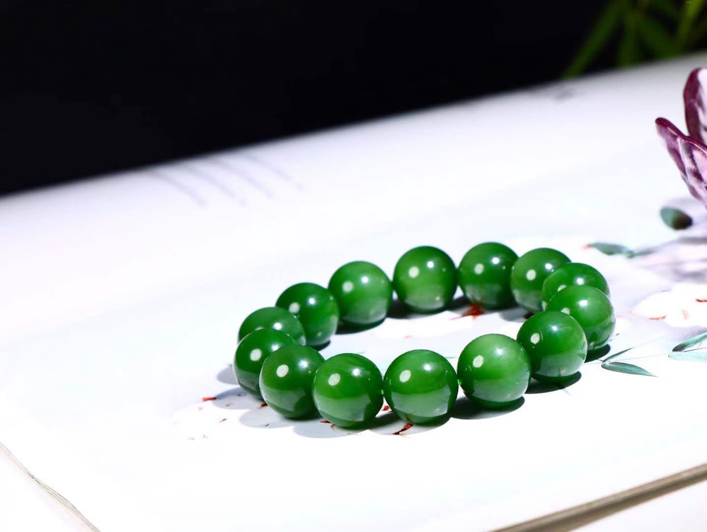 【珠圆玉润】

精品️和田玉碧玉冰底猫眼手串  菠菜绿 玉质温润细腻  整串打磨圆润，带阳绿。佩戴舒适。珠珠落玉盘，间关莺语花底滑，一生美好时光，无论身在何处，都有它相伴相守。事事顺遂，幸福美满，吉祥如意。重90克 尺寸取一16mm  FSO16824203126