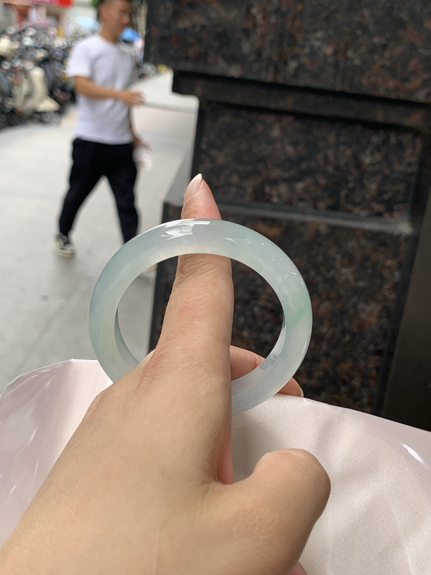 冰飘绿正圈 0623-N1049-2 打灯纹裂，有矿点，洒金，清润冰透，底色柔和淡雅，玉质细腻通透，带淡淡飘绿，水头拉满，自然光下灵气十足，温润气质，日常佩戴百搭耐看。