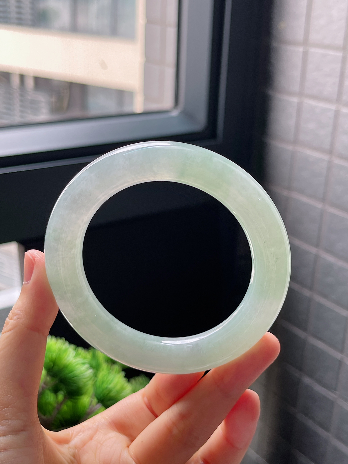 圈口55.7，冰糯绿色翡翠厚装圆条手镯