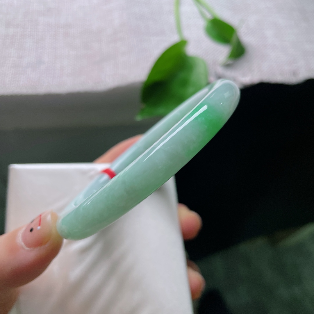 60.3/8.9，飘绿圆条，细纹，淡玉铺底，一抹鲜翠嫣然落于镯身，清灵鲜活，ss53588a