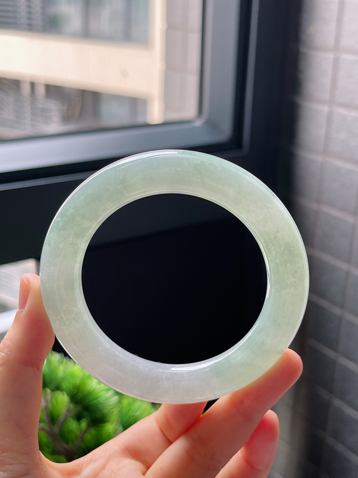 圈口55.7，冰糯绿色翡翠厚装圆条手镯