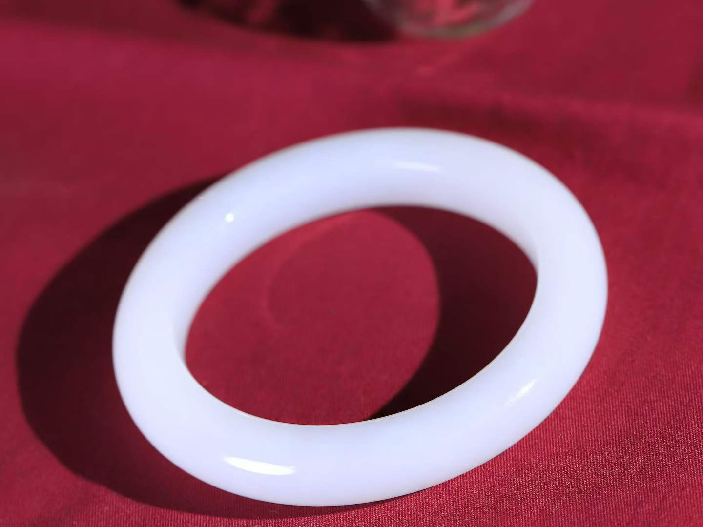 【倾心.手镯】

精品️和田玉白玉手镯 玉质温润细腻 油性十足 手感舒适，高华雅逸，线条流畅，简约大气，美自天成，素雅高贵。佩戴于腕间，婉约之美，举手投足间透出那份低调奢华。 重77.22克 内径59.5mm 尺寸12.5-11mm  23602380YY