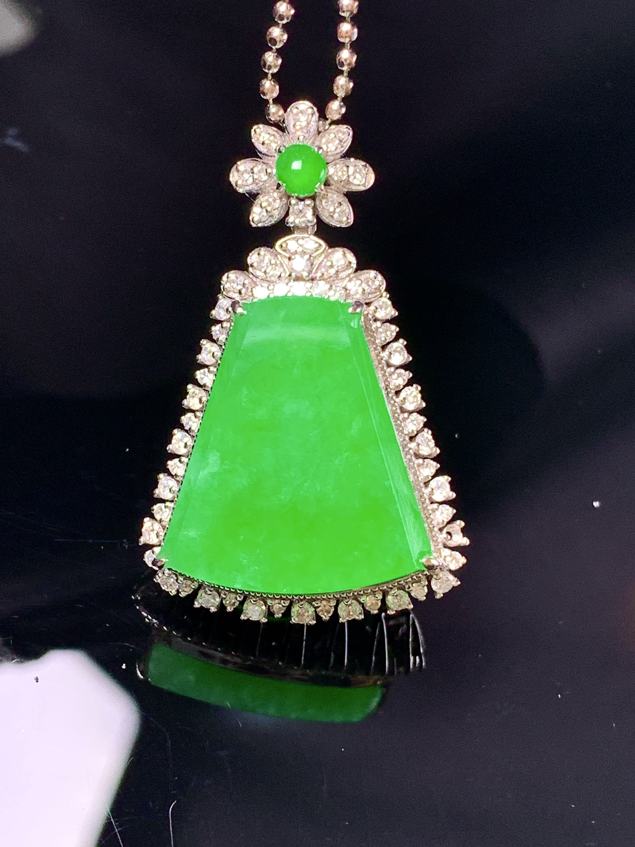 18k金钻镶嵌冰满绿无事牌吊坠 玉质细腻 色泽艳丽清新 整体尺寸29.5*18.5*9.5 k1