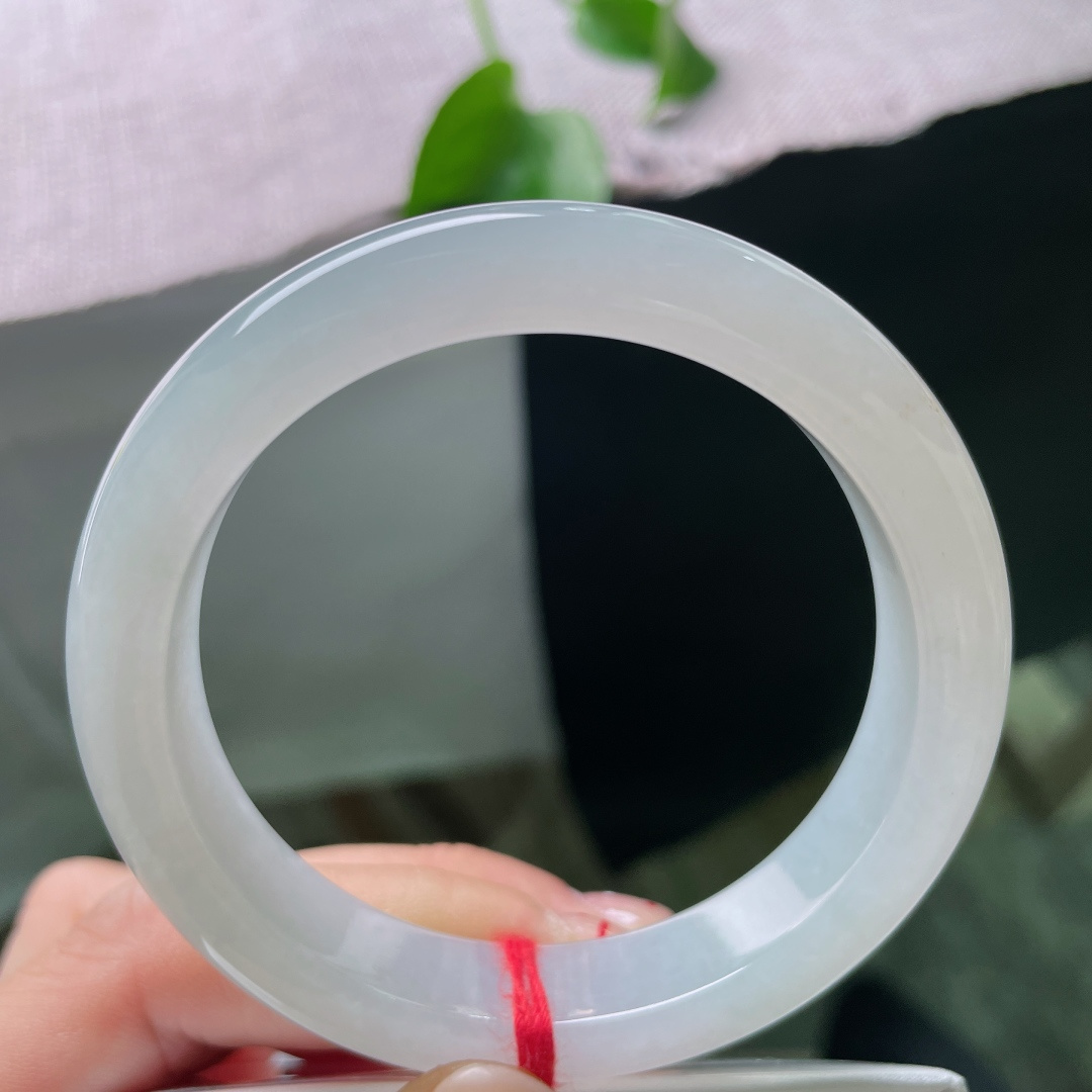 55.5/12/8.5，白月光，水光柔和，带点点繁星洒金点缀，独特，一镯素净藏尽东方温婉。无裂，ss