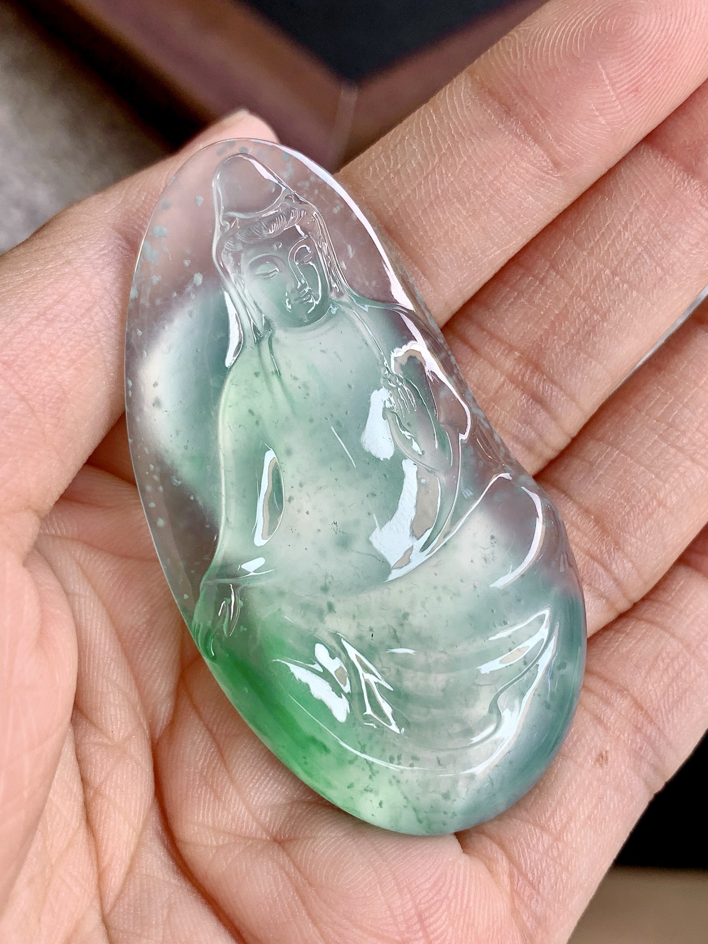 冰飘绿观音，尺寸：58.1×30.3×5.8mm，冰润飘绿，观音仪态端庄