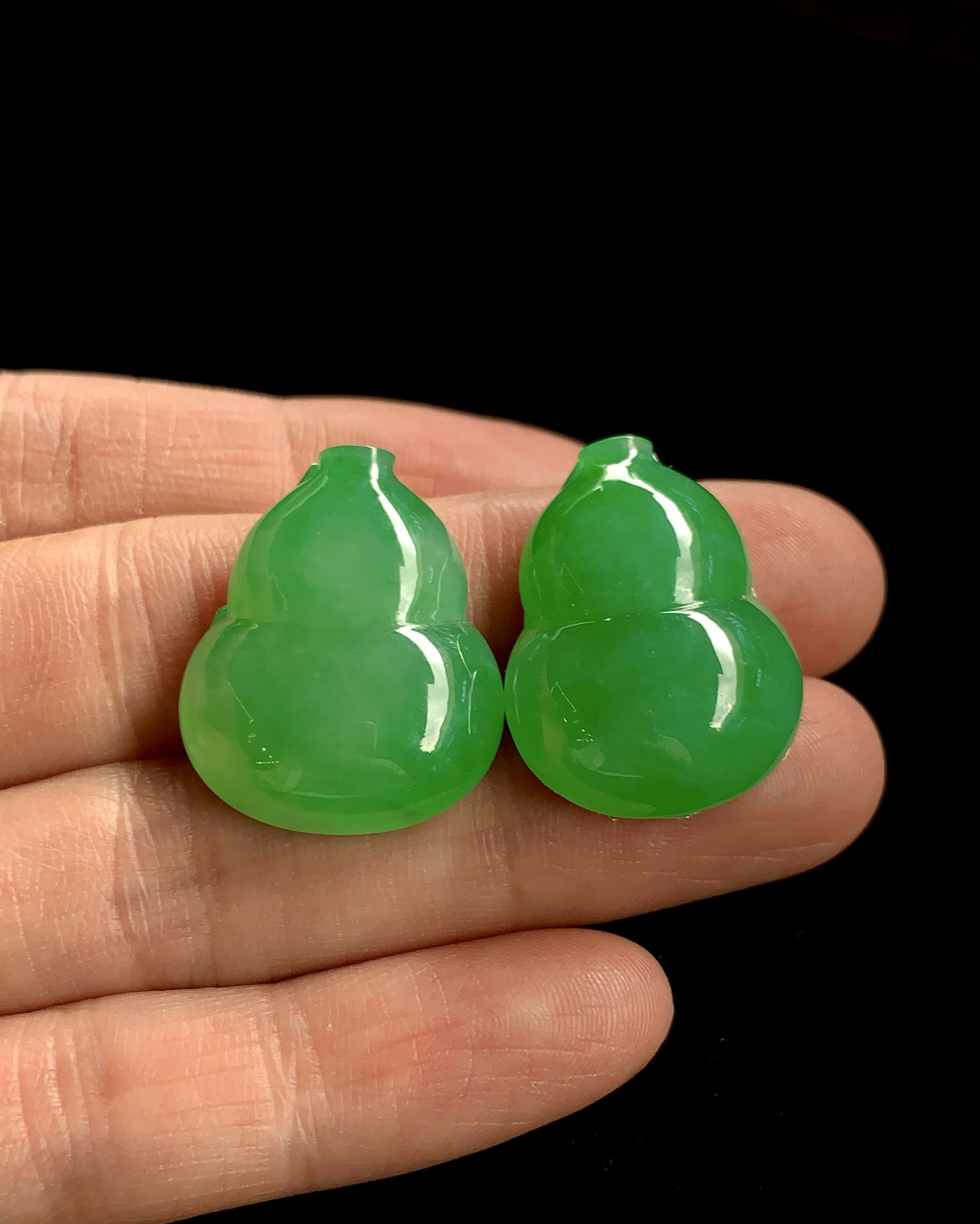️ 【冰绿葫芦一对】 尺寸：23.6×17.9×7.3/23.7×19.6×7.5mm 冰润翠浓，