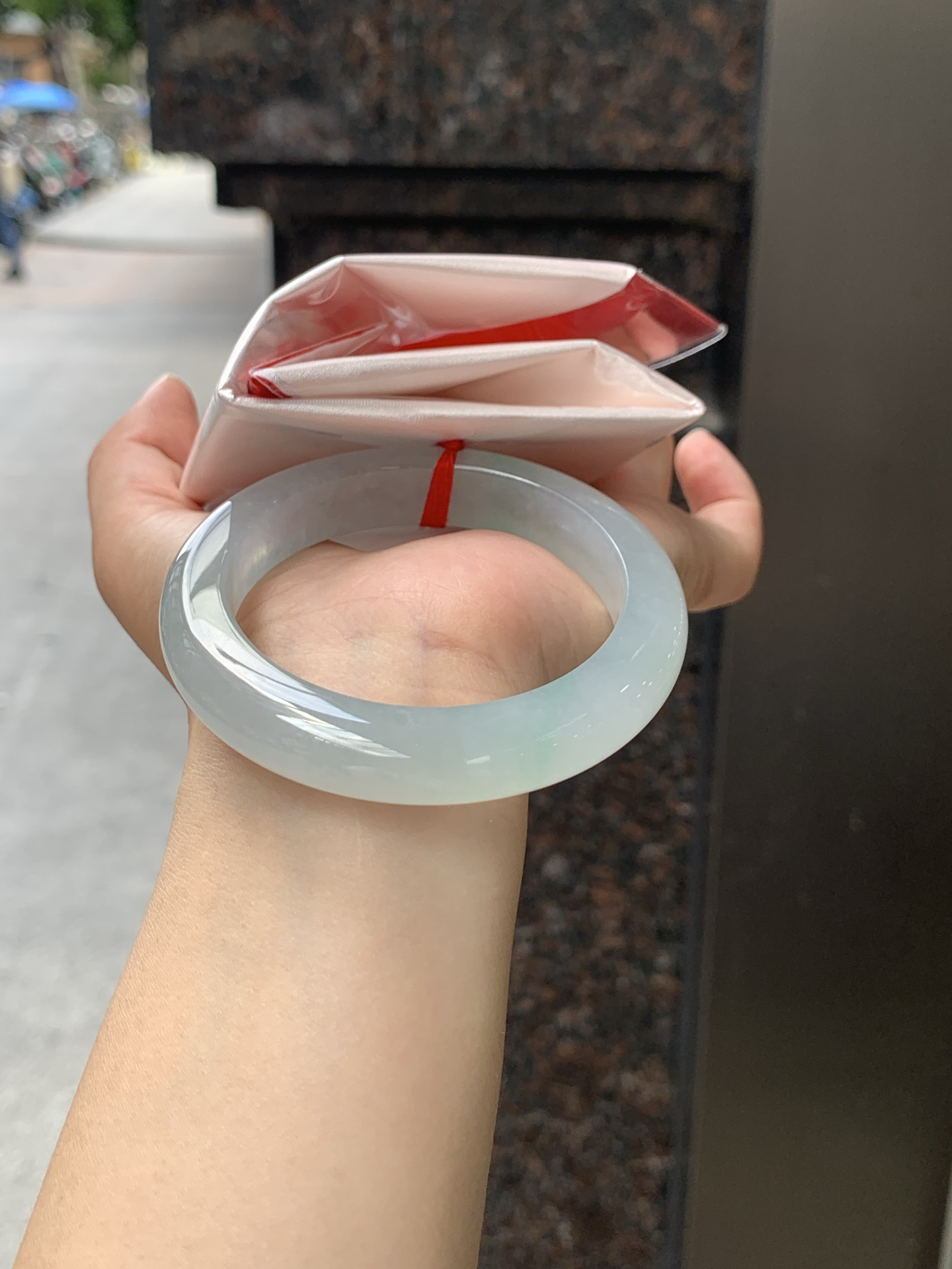 冰飘绿正圈 0623-N1049-1 打灯纹裂，清润冰透，底色柔和淡雅，玉质细腻通透，带淡淡飘绿，水头拉满，自然光下灵气十足，温润气质，日常佩戴百搭耐看。