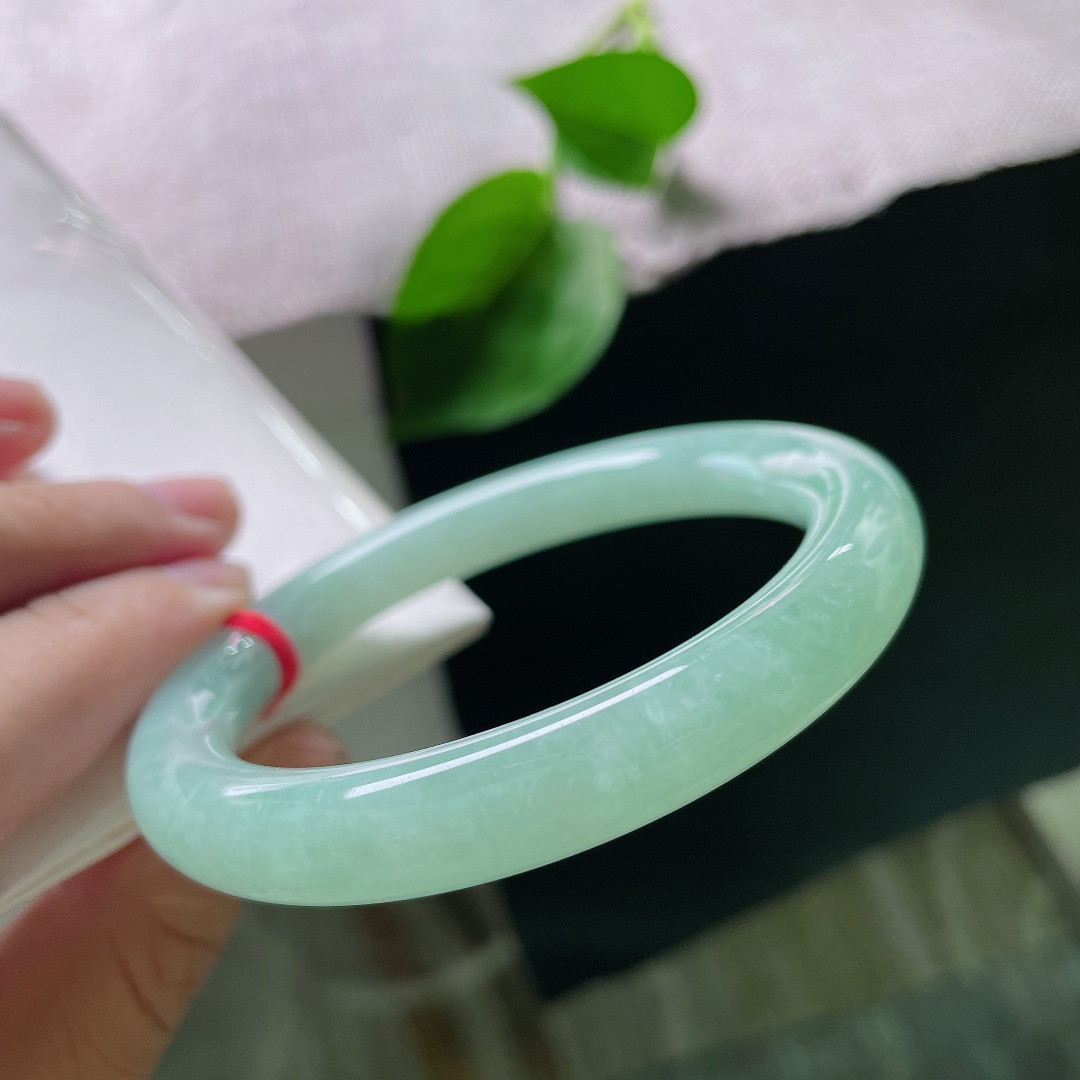 57/9.4，满色圆条，无裂，通体匀润满湖晴水翠，一色清柔漫绕腕间，ss55275a