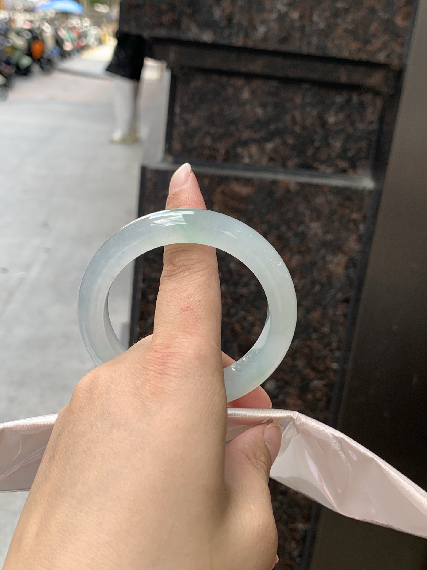 冰飘绿正圈 0623-N1049-1 打灯纹裂，清润冰透，底色柔和淡雅，玉质细腻通透，带淡淡飘绿，水头拉满，自然光下灵气十足，温润气质，日常佩戴百搭耐看。