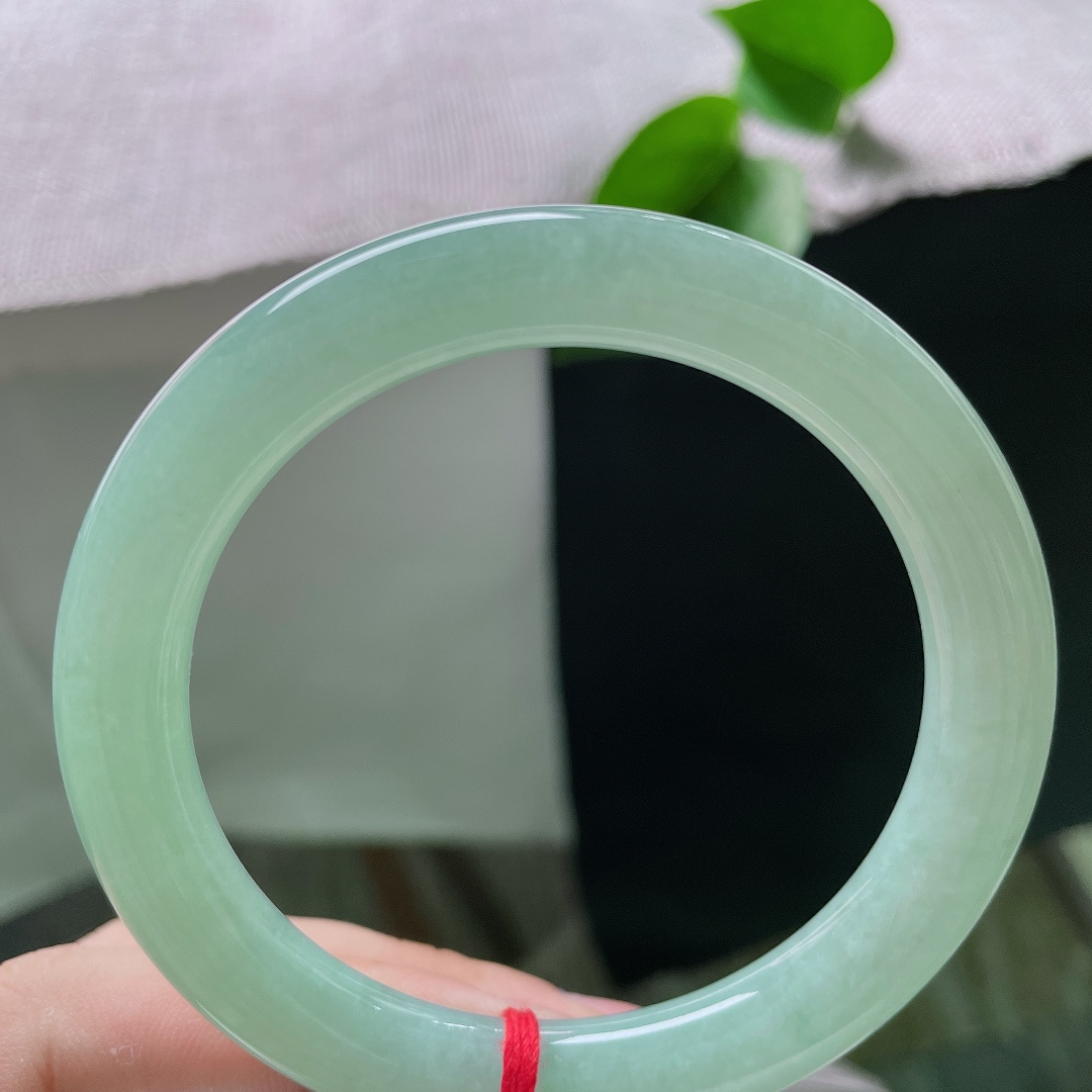 57/9.4，满色圆条，无裂，通体匀润满湖晴水翠，一色清柔漫绕腕间，ss55275a