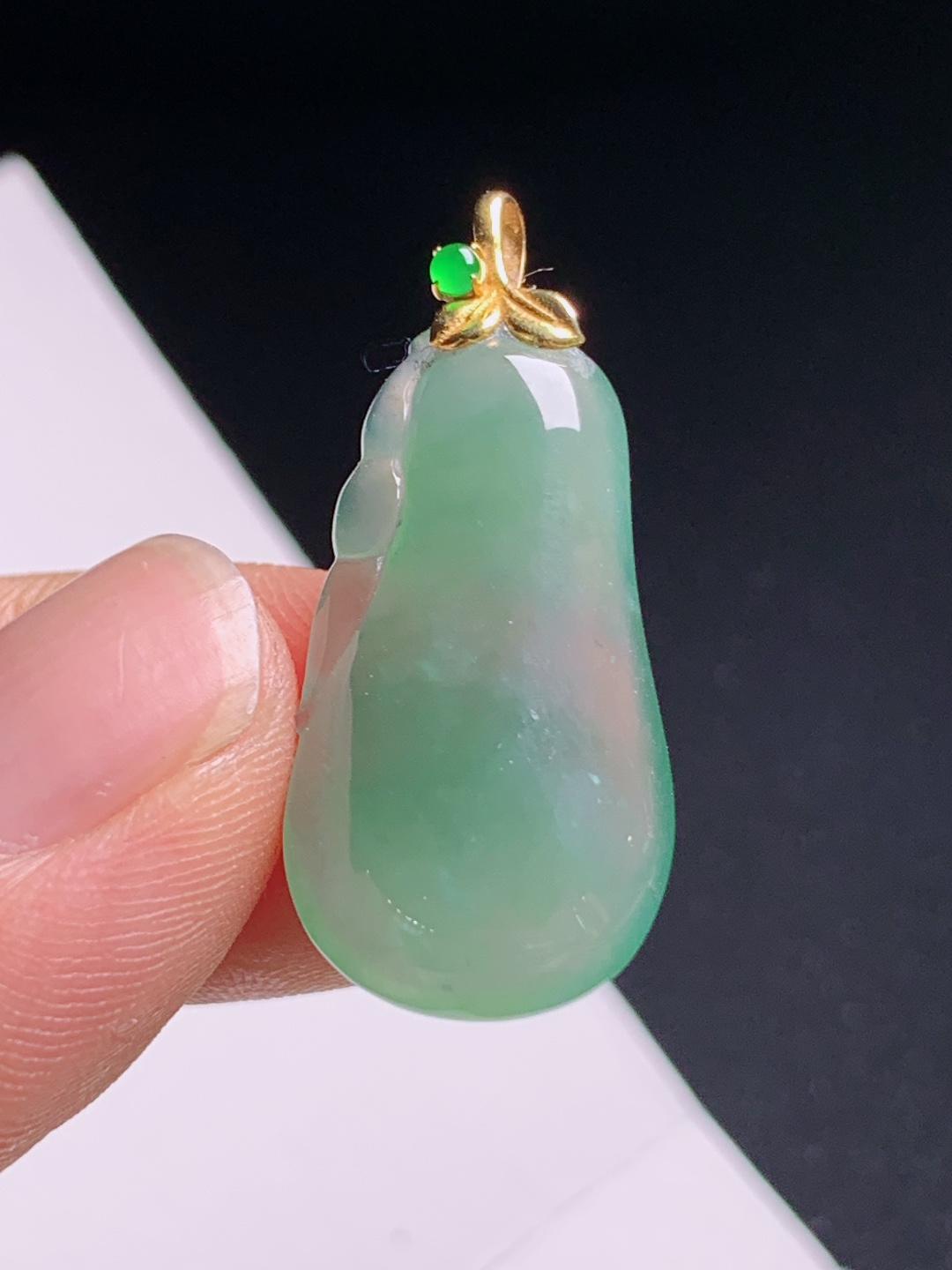 冰种晴底福瓜吊坠，湖水底色水润饱满，18K金叶子扣清新耐看